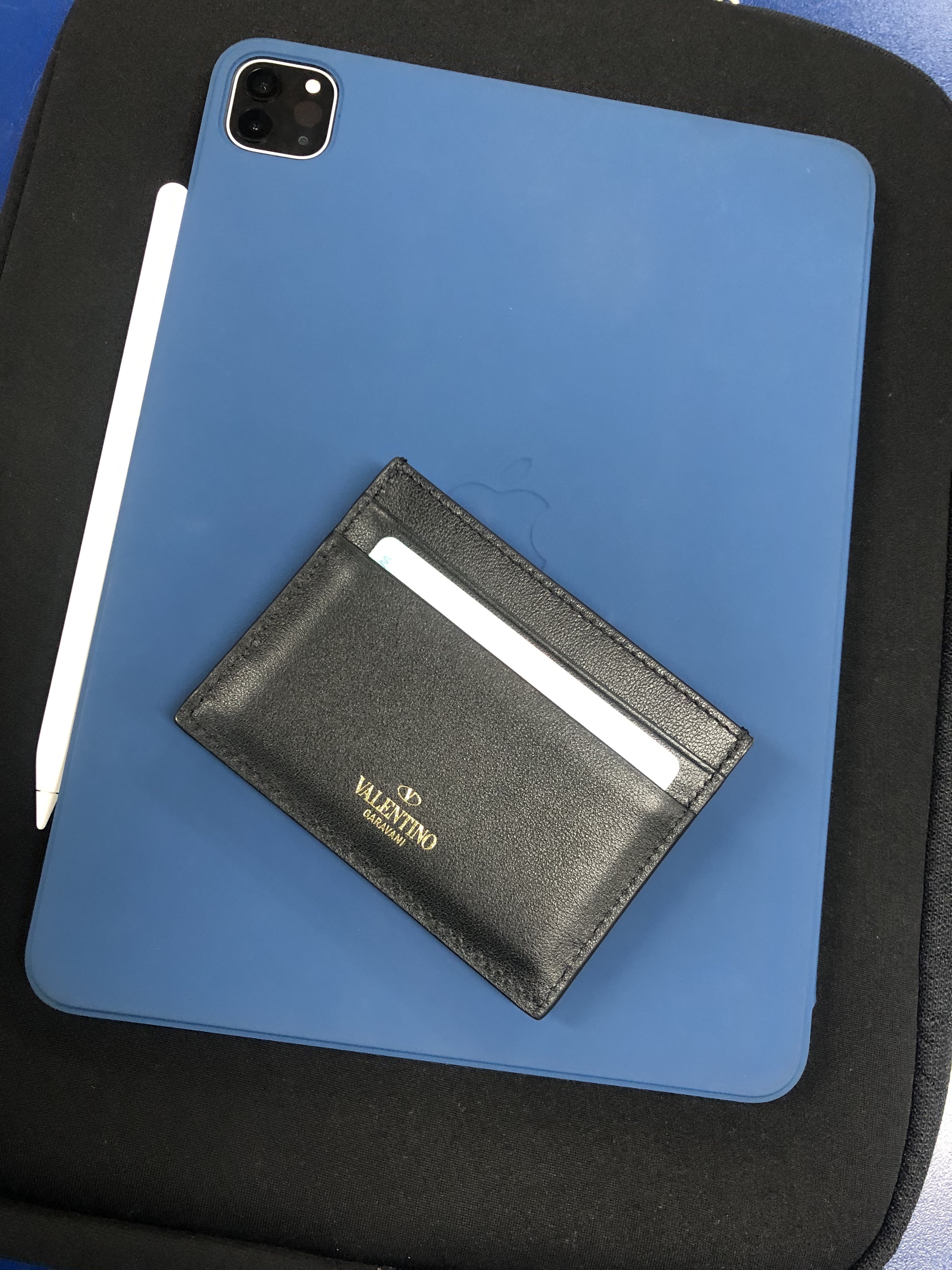 Valentino Rockstud Card Holder Black, Apple iPad Pro 4th Gen 11-inch Wifi 128GB Silver (Korean Ver.) 착용 스타일 - 2