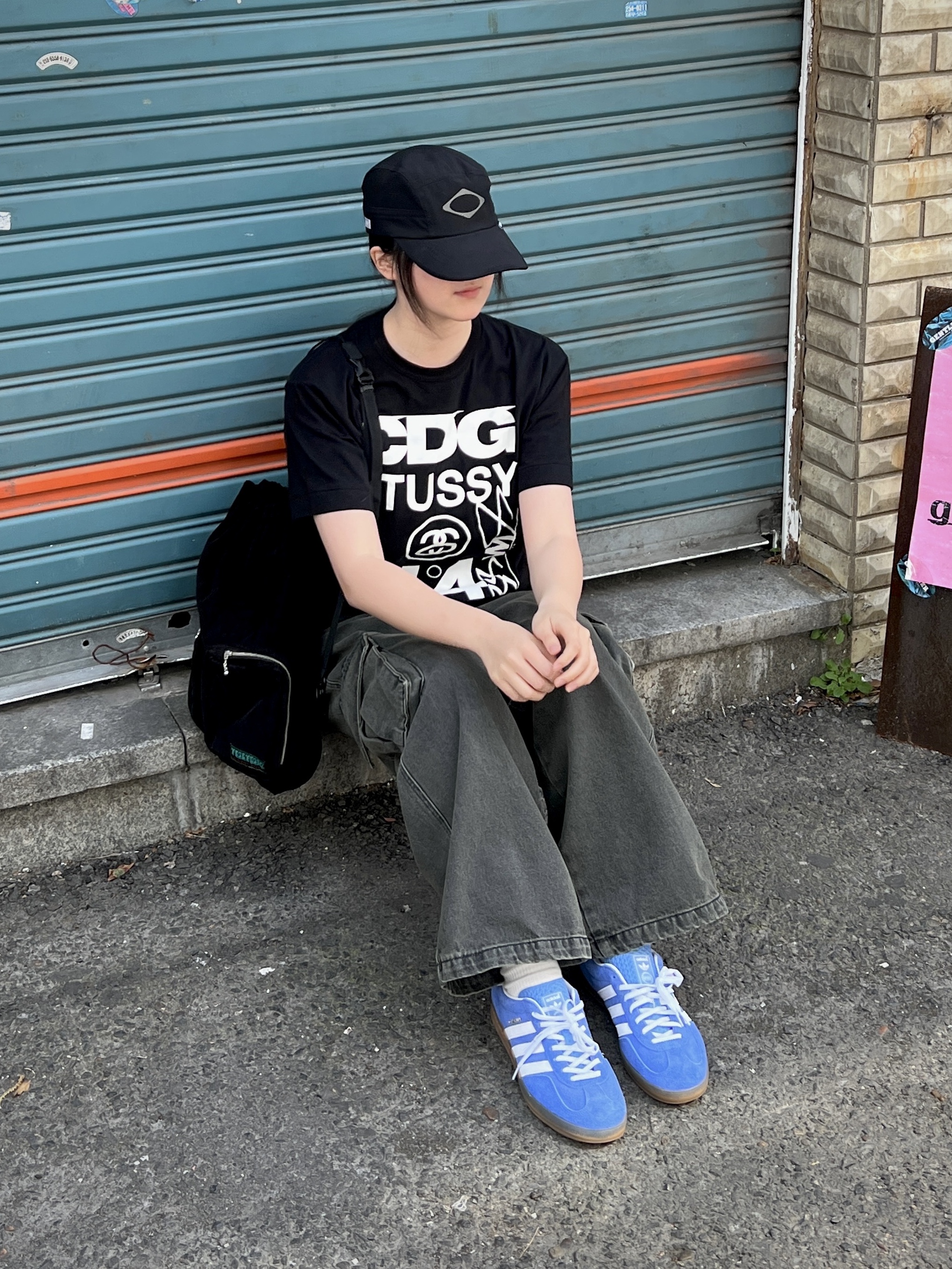 (W) Adidas Gazelle Indoor Blue Fusion Cloud White, CDG x Stussy T-Shirt Black 착용 스타일 - 1