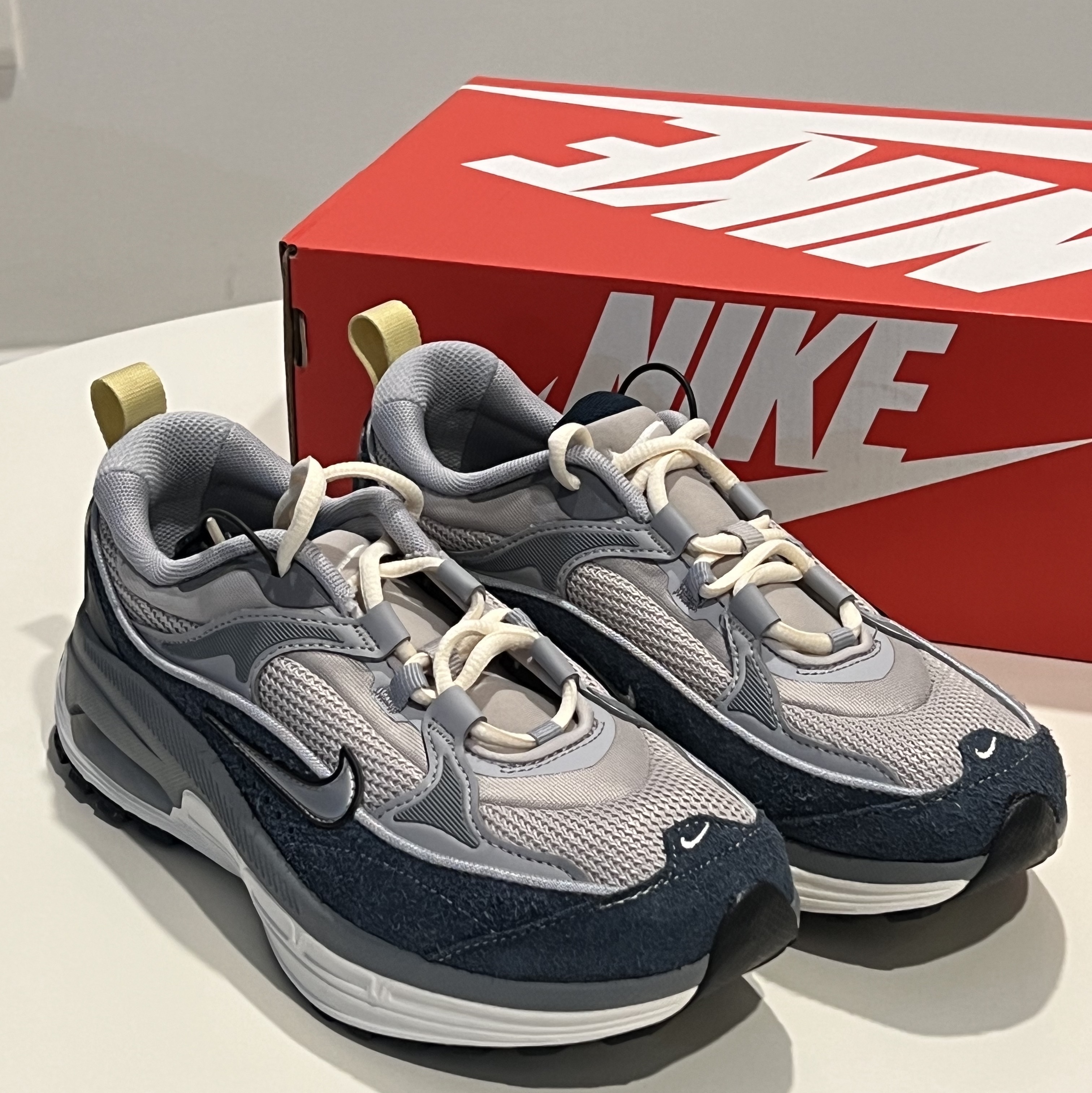 (W) Nike Air Max Bliss Light Iron Ore Armory Navy 착용 스타일 - 1