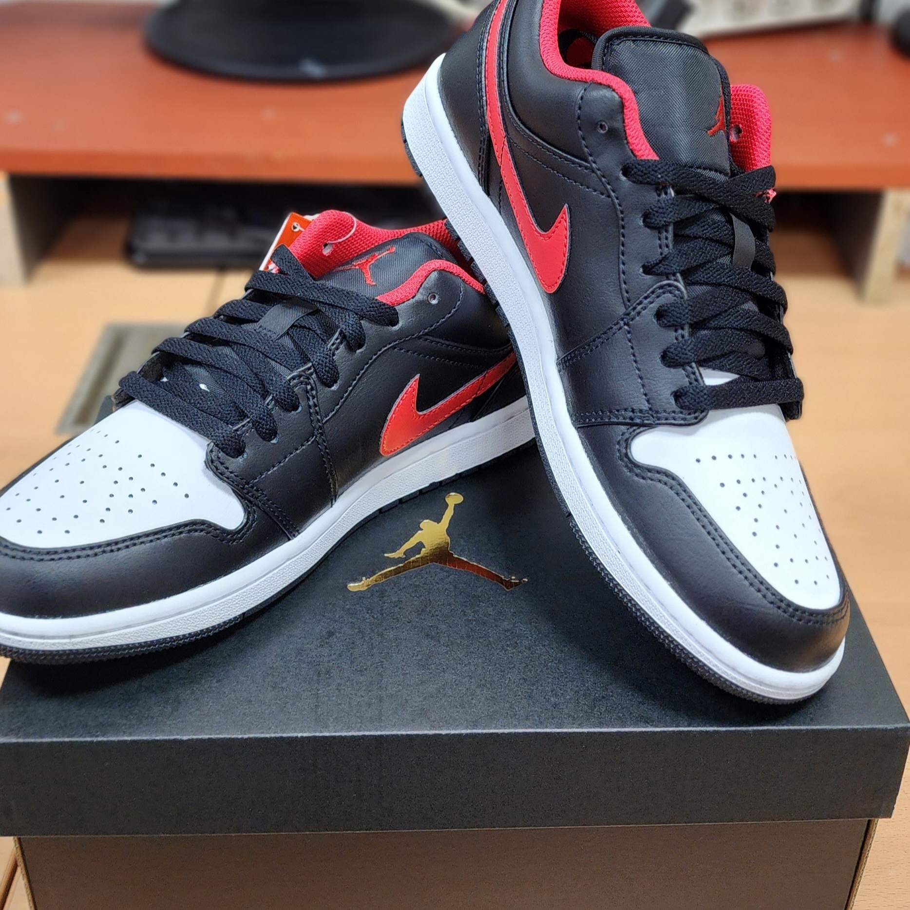 Jordan 1 Low Black Fire Red 착용 스타일 - 1