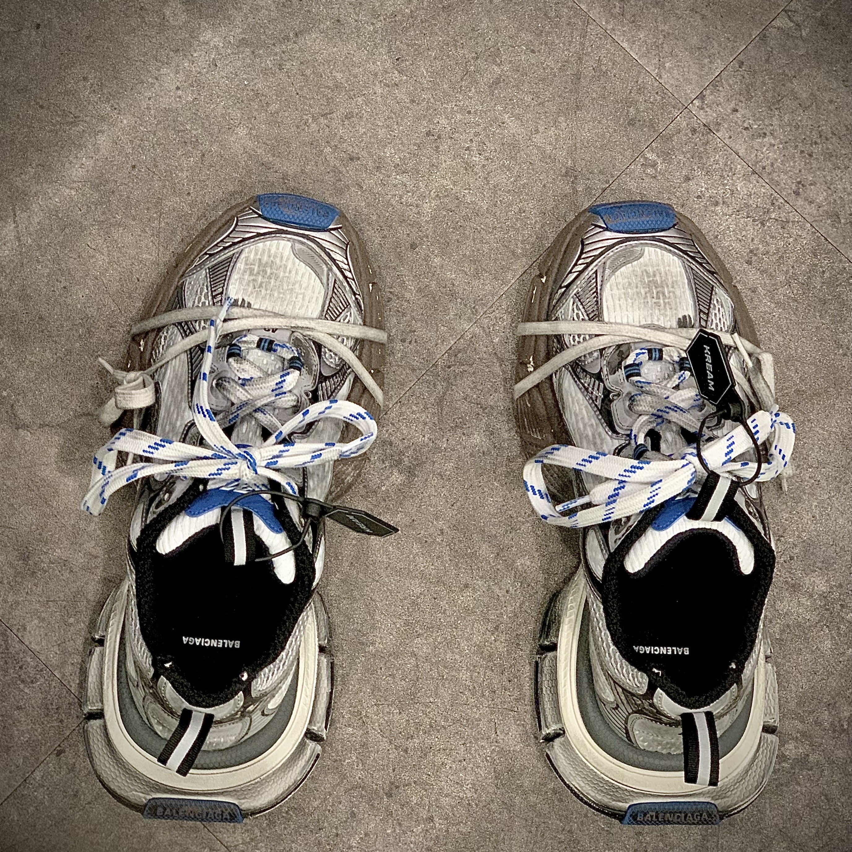 Balenciaga 3XL Sneakers Worn Out Grey White Blue 착용 스타일 - 3