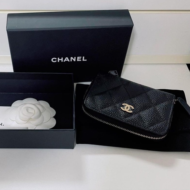 Chanel Classic Zipped Coin Purse Grained Calfskin & Gold Black 착용 스타일