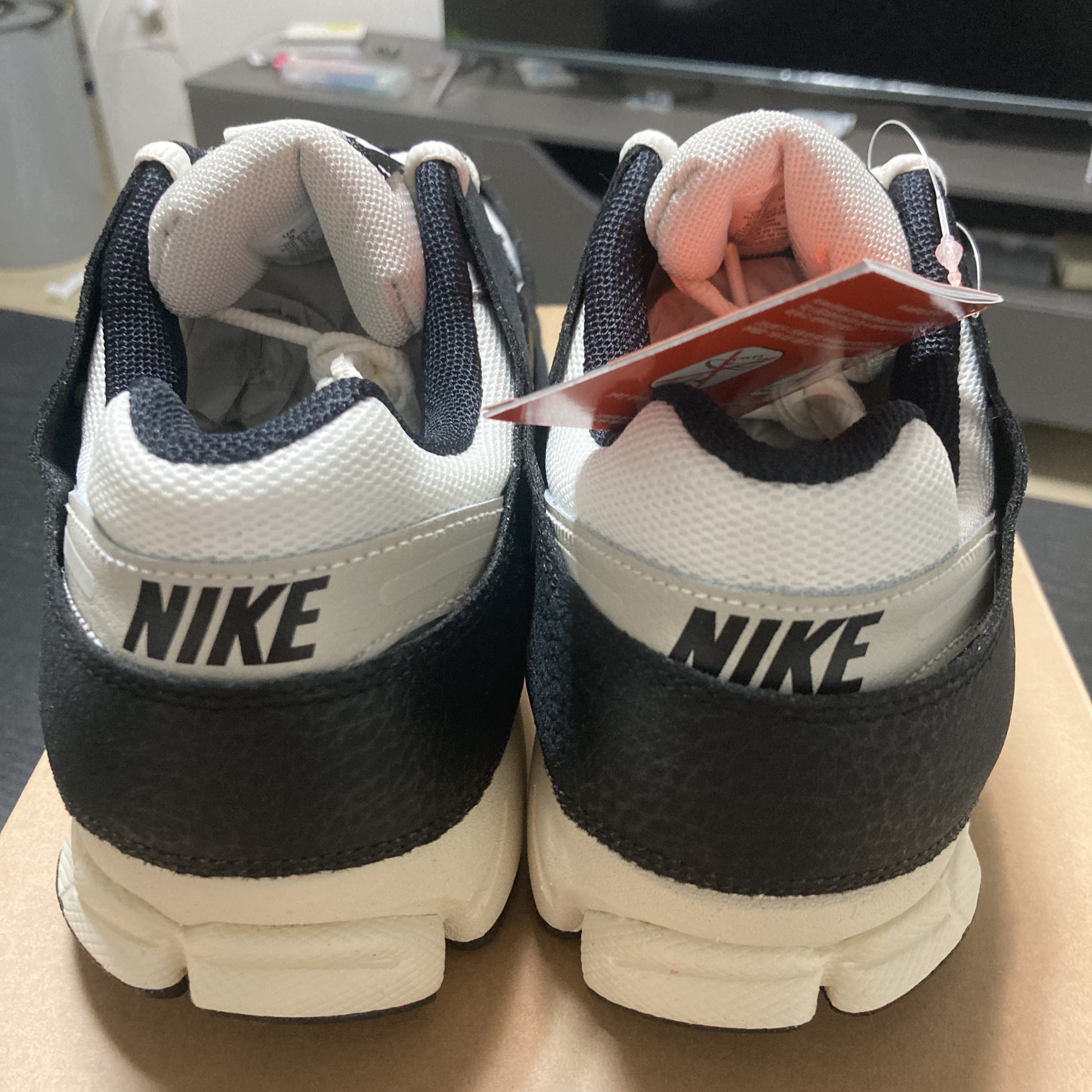 (W) Nike Zoom Vomero 5 Wolf Grey and Black 착용 스타일 - 2