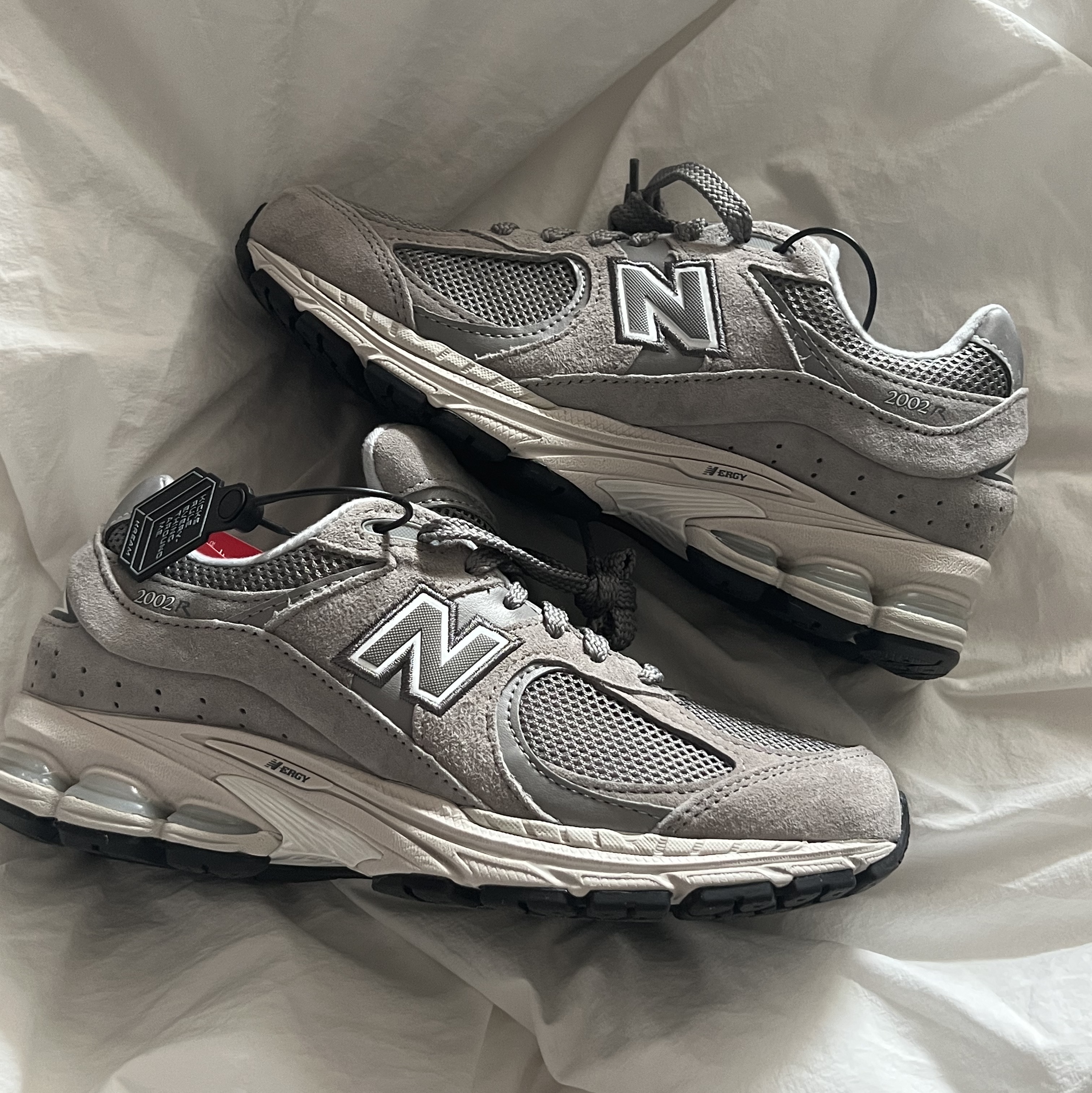 New Balance 2002R Grey 착용 스타일 - 1