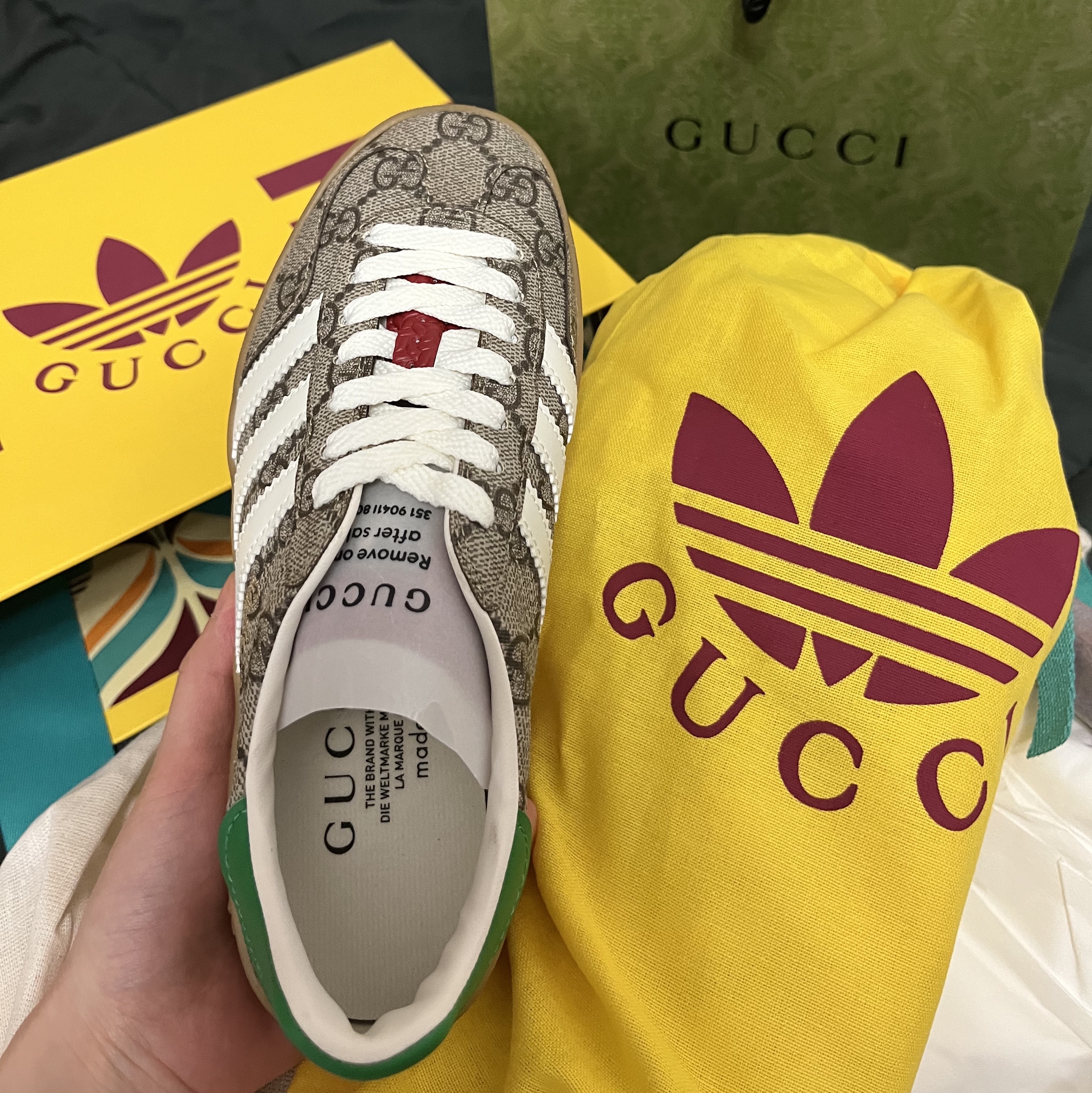Gucci x Adidas Gazelle Sneakers Beige Ebony GG Supreme Canvas, (W) Play Comme des Garcons Black Heart T-Shirt White 착용 스타일 - 1