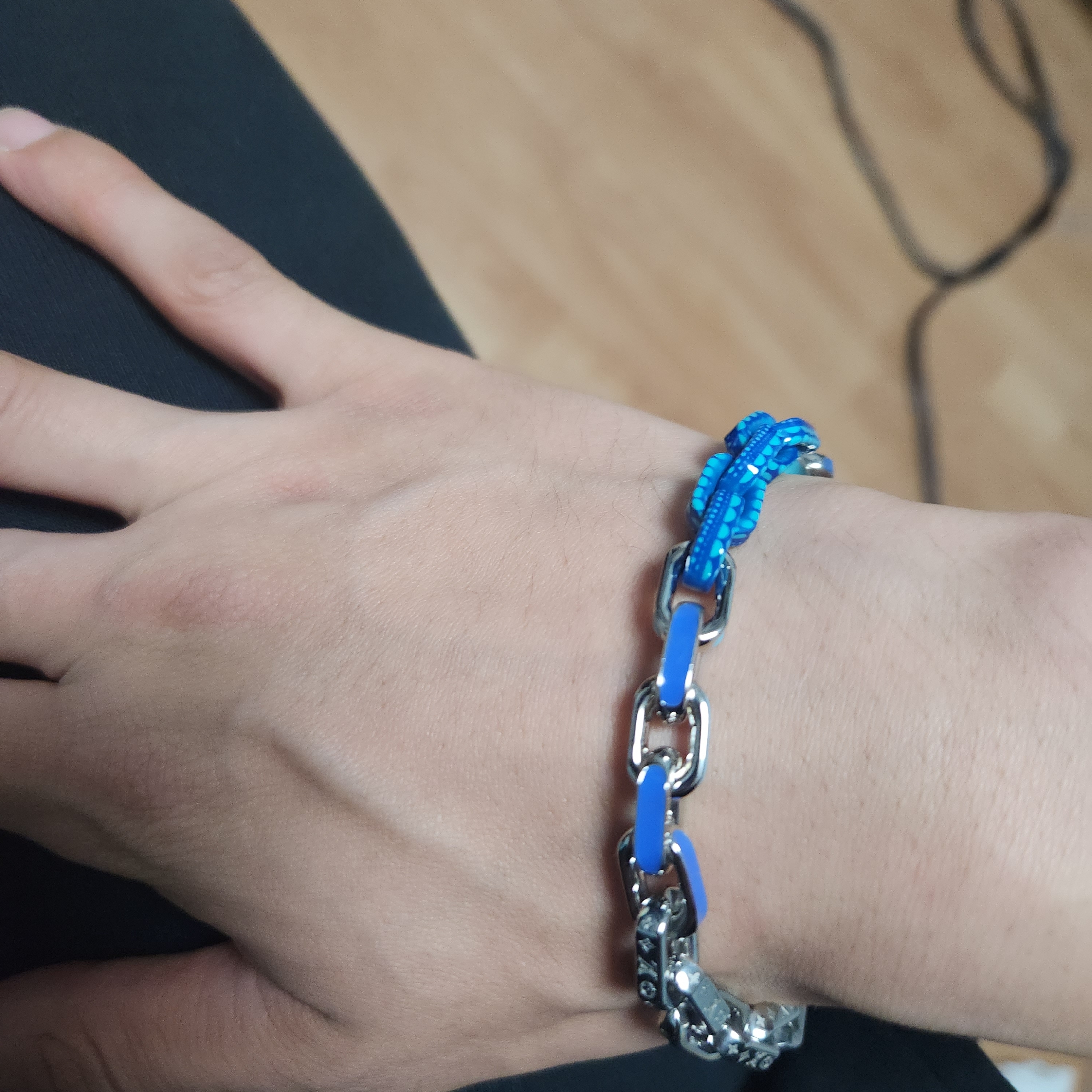 Louis Vuitton x YK Paradise Chain Bracelet Blue 착용 스타일 - 1
