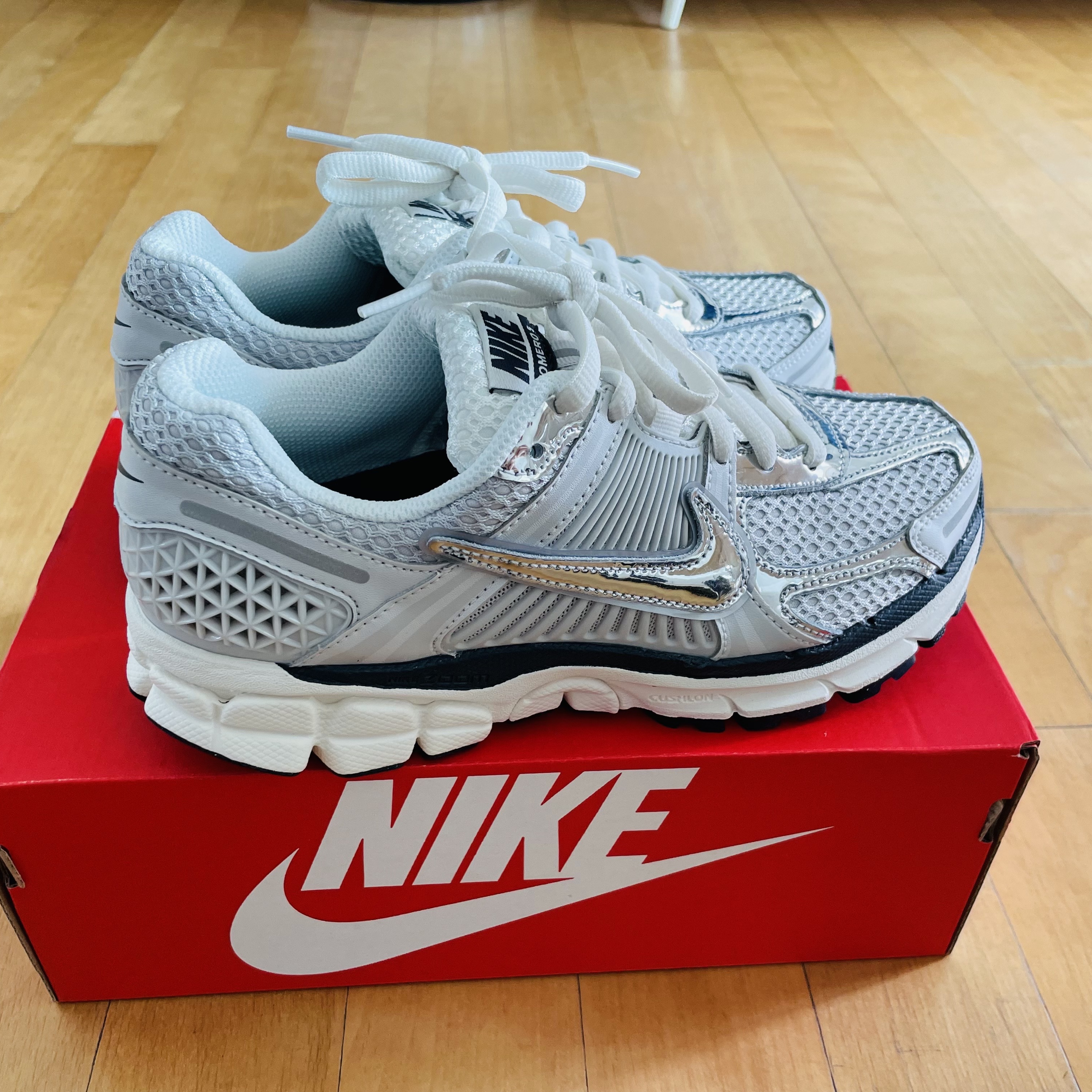 (W) Nike Zoom Vomero 5 Photon Dust and Metallic Silver 착용 스타일