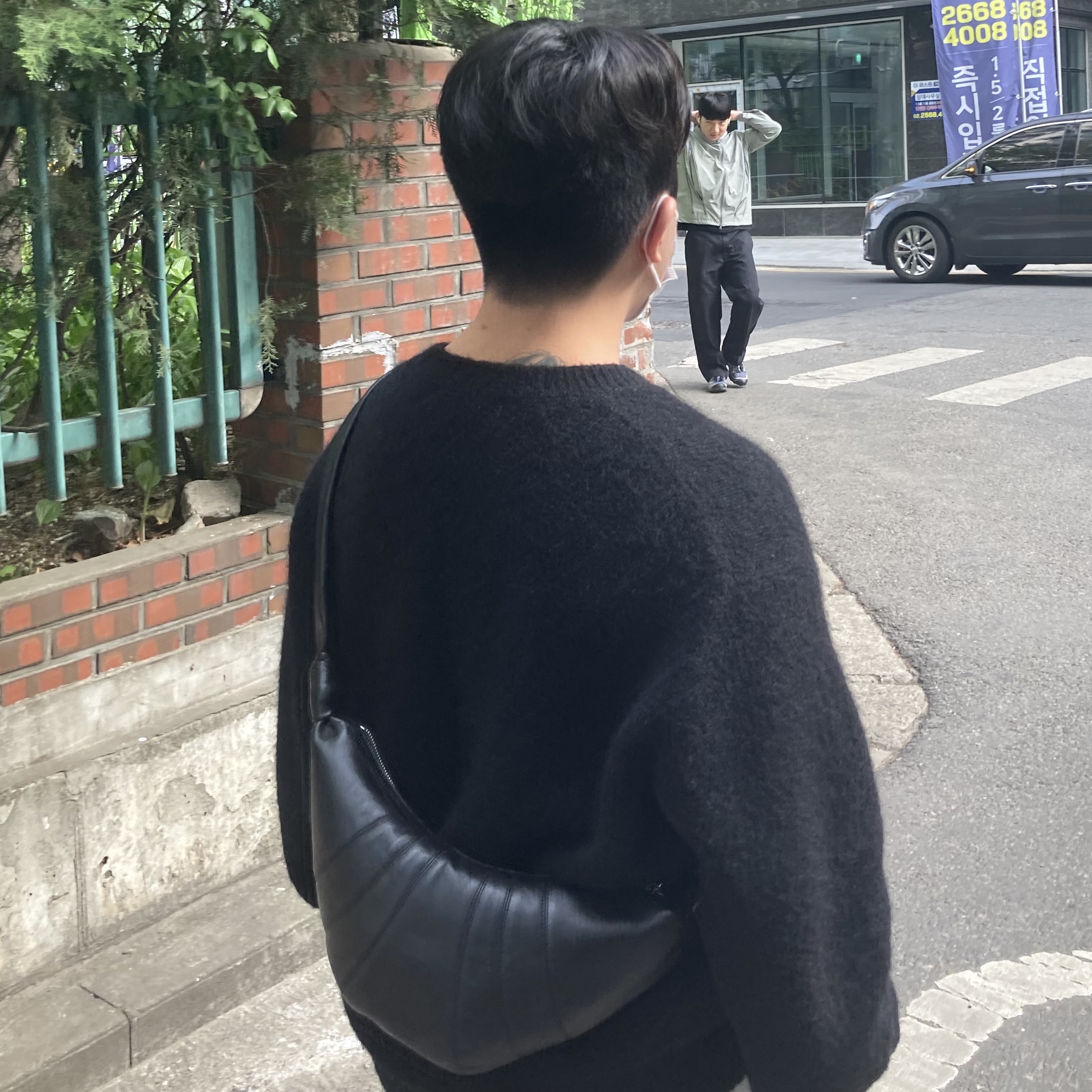 Lemaire Small Croissant Bag Soft Nappa Leather Black 착용 스타일