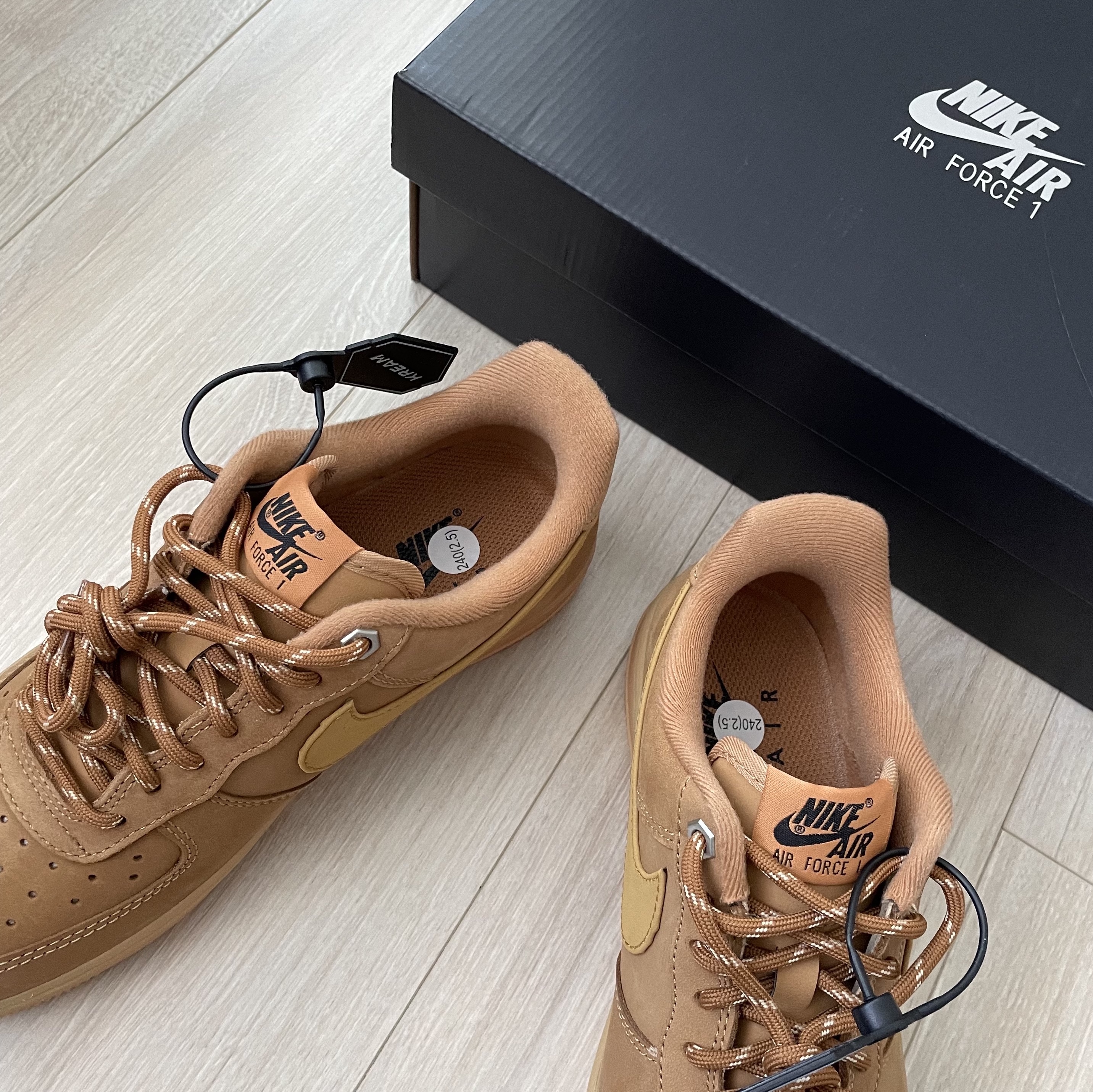 Nike Air Force 1 '07 WB Flax 착용 스타일