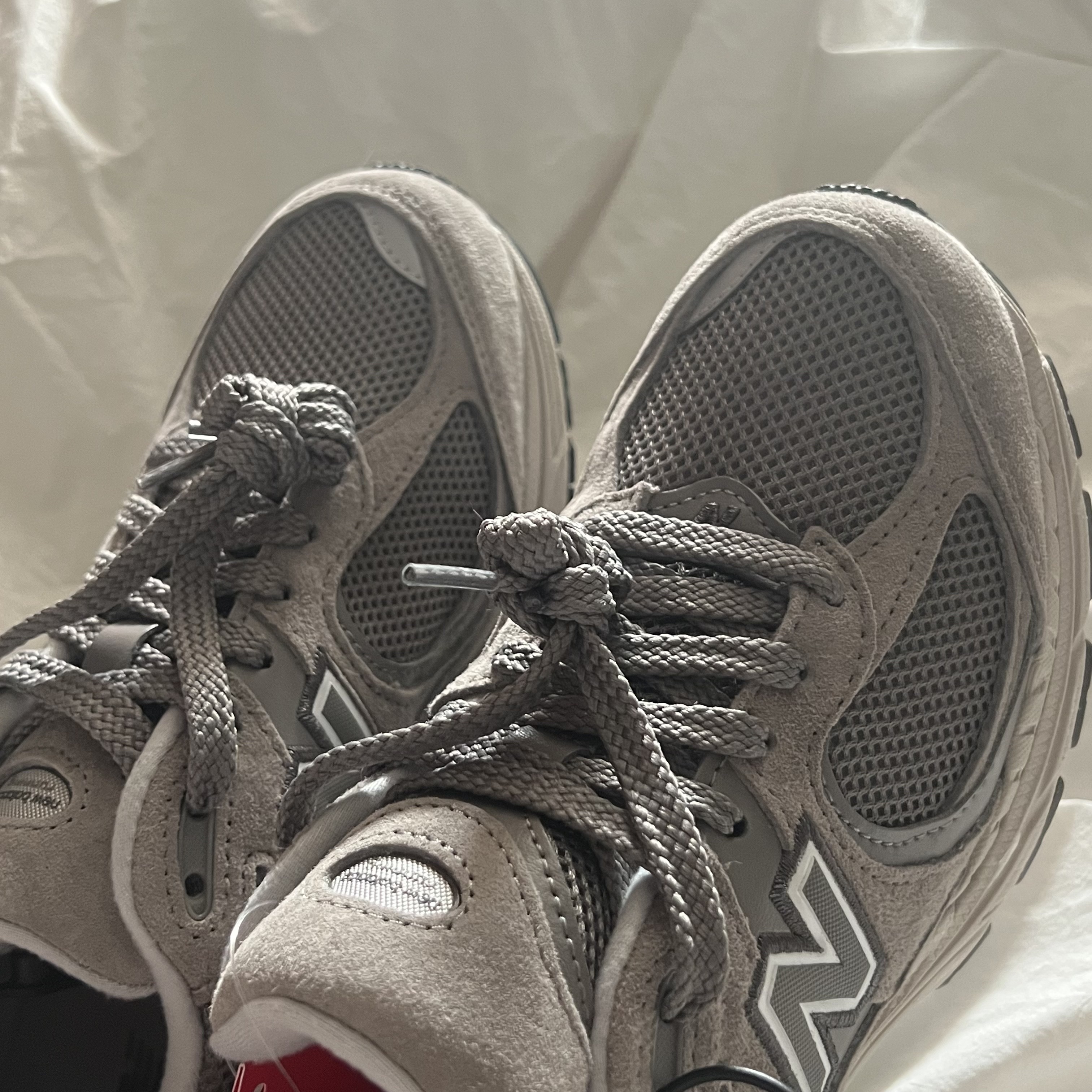 New Balance 2002R Grey 착용 스타일 - 2