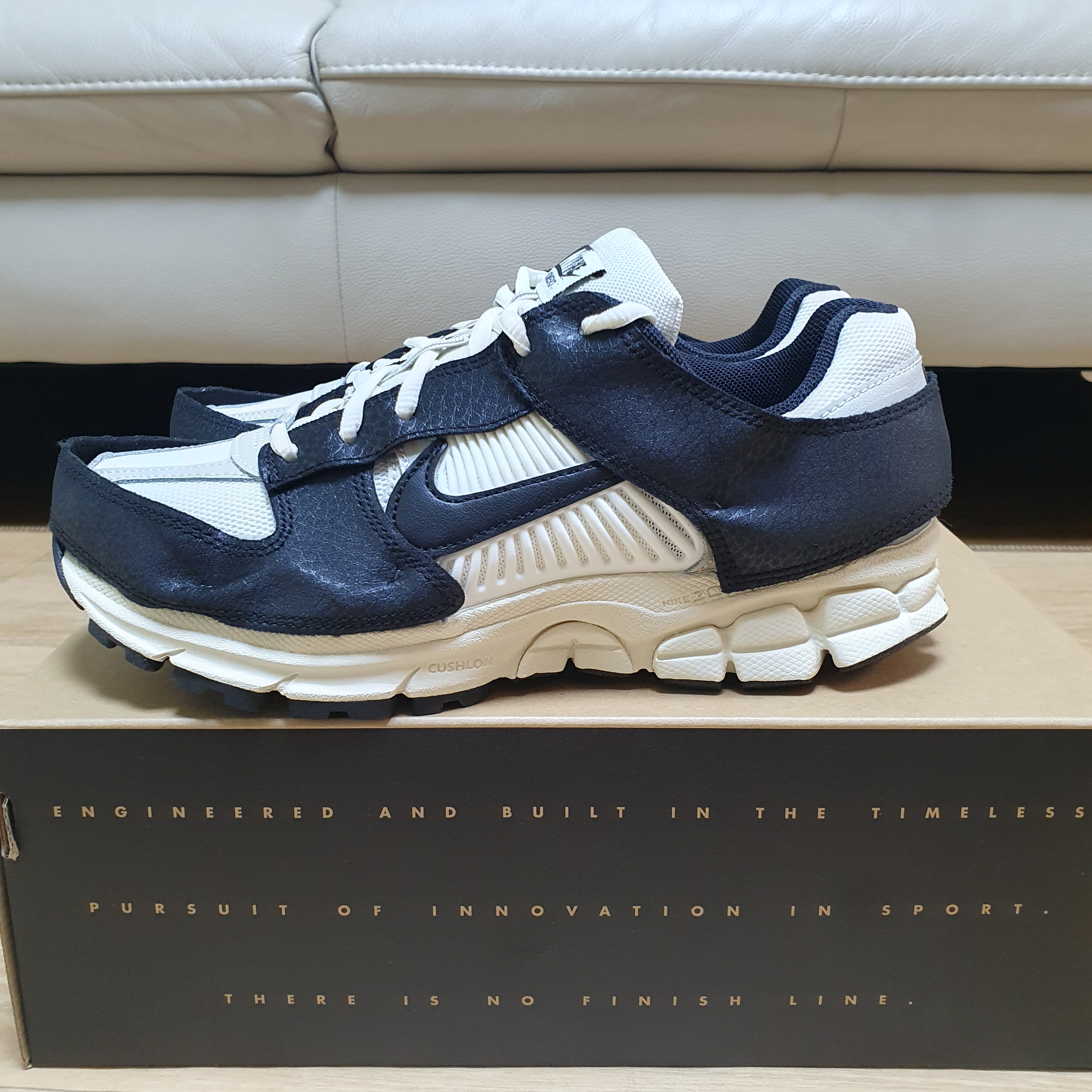 (W) Nike Zoom Vomero 5 Wolf Grey and Black 착용 스타일 - 5