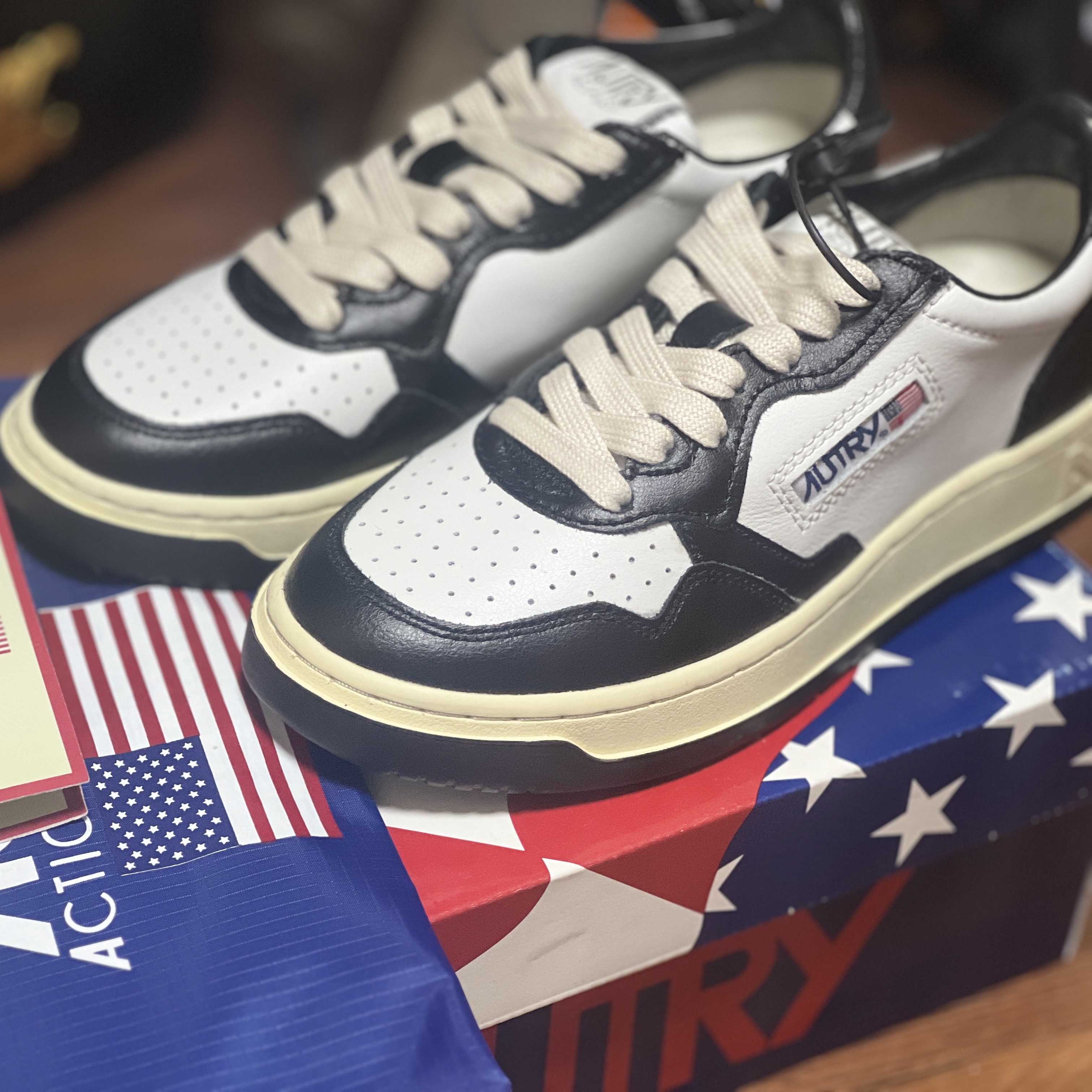 (W) Autry Medalist Low Leather Sneakers Black White 착용 스타일 - 2