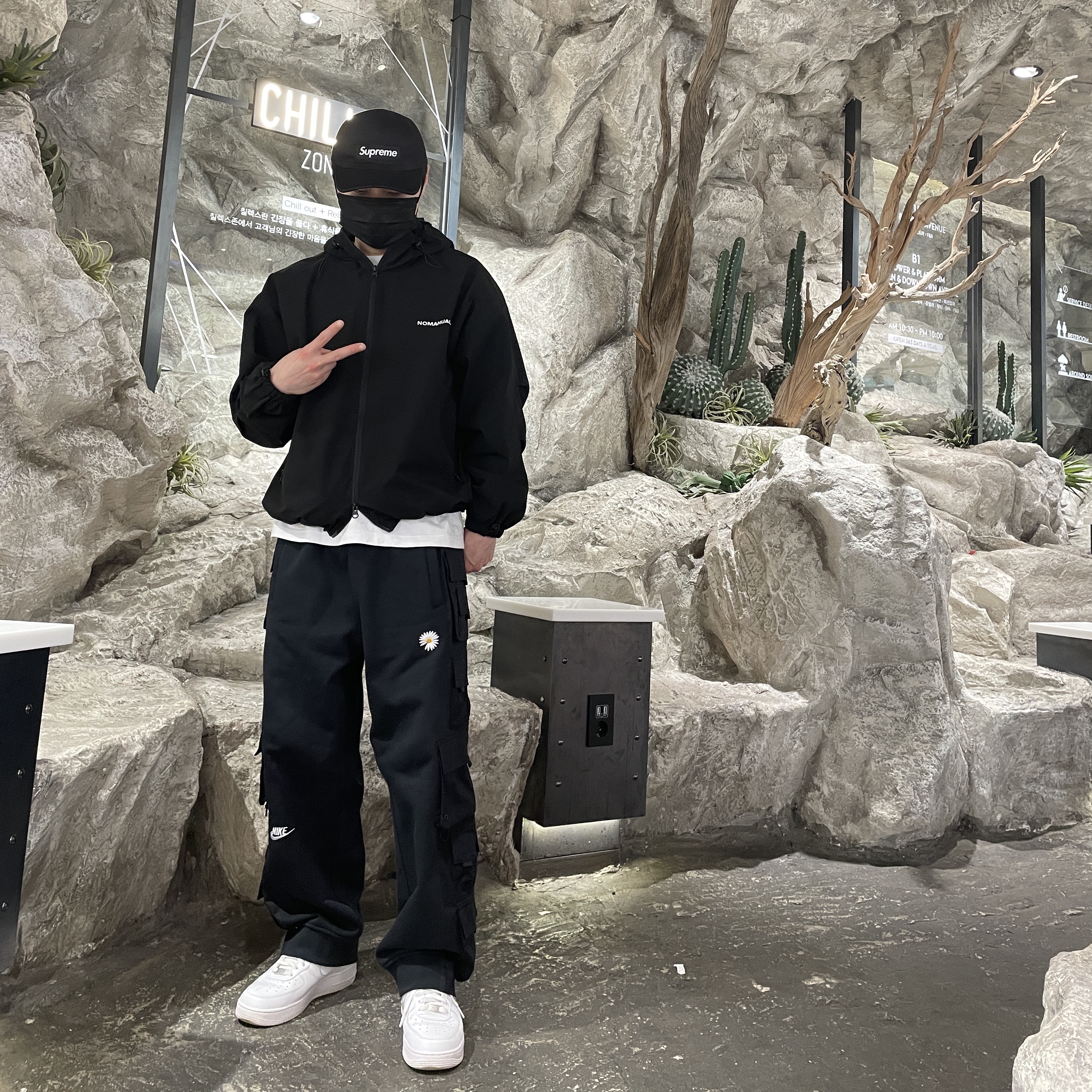 Nike x Peaceminusone Wide Pants Black (DR0096-010) 착용 스타일 - 3
