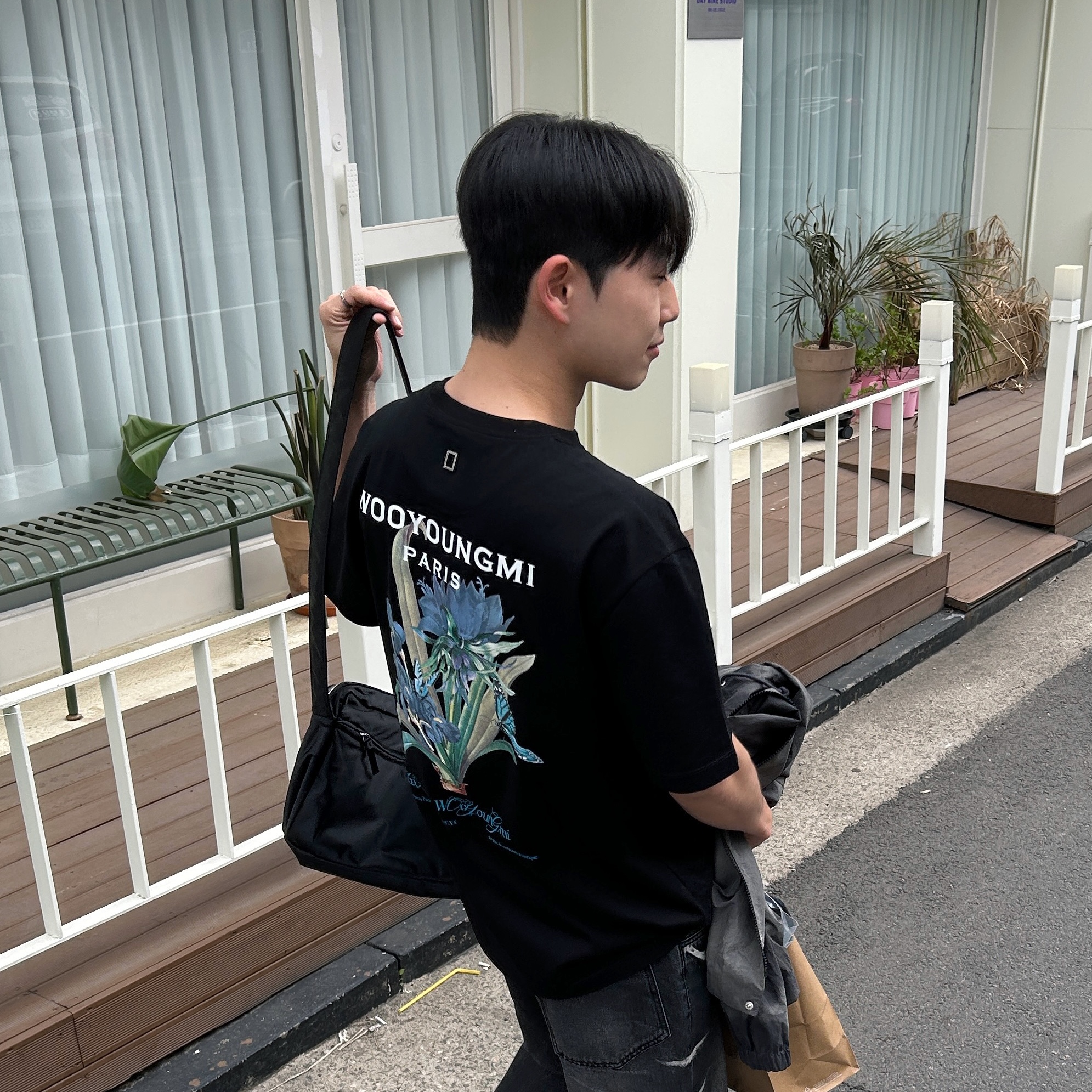 Wooyoungmi Flower Print Back Logo T-Shirt Black - 23SS, Maison Mihara Yasuhiro Blakey OG Sole Leather Low-top Sneakers White 착용 스타일 - 3