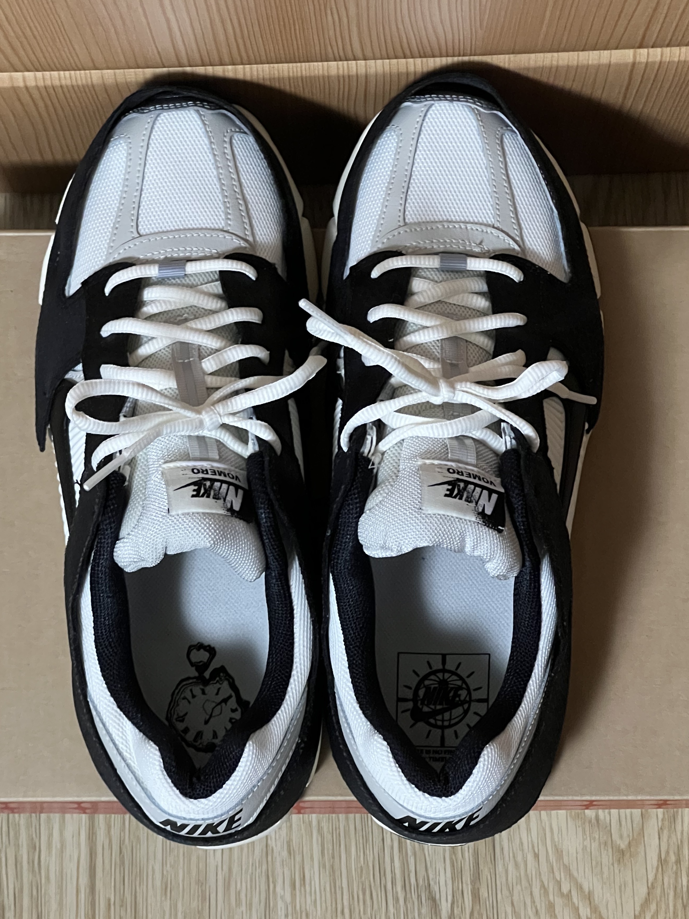 (W) Nike Zoom Vomero 5 Wolf Grey and Black 착용 스타일 - 2