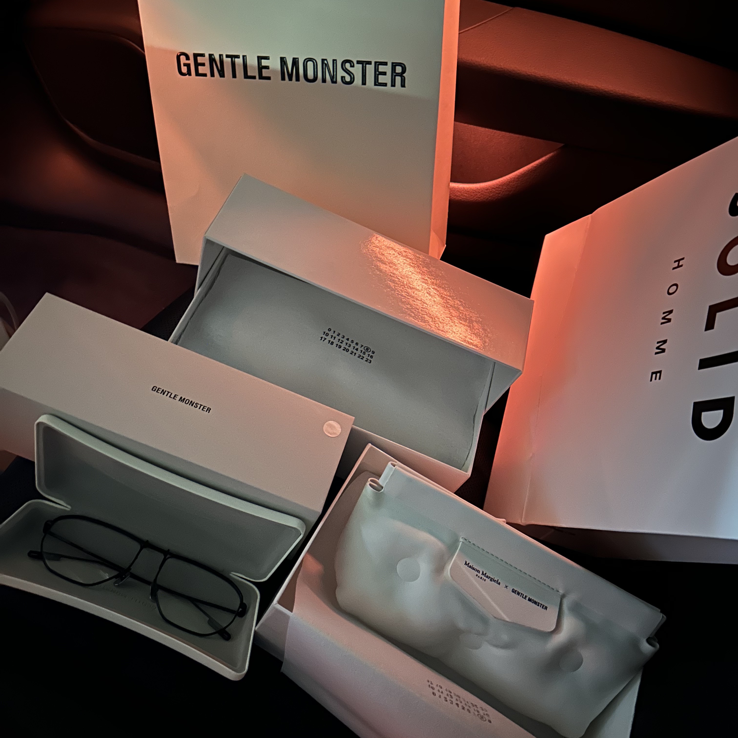 Gentle Monster x Maison Margiela MM004 Black Black, Gentle Monster x Maison Margiela MM010S Clear Black Gradient 착용 스타일 - 2