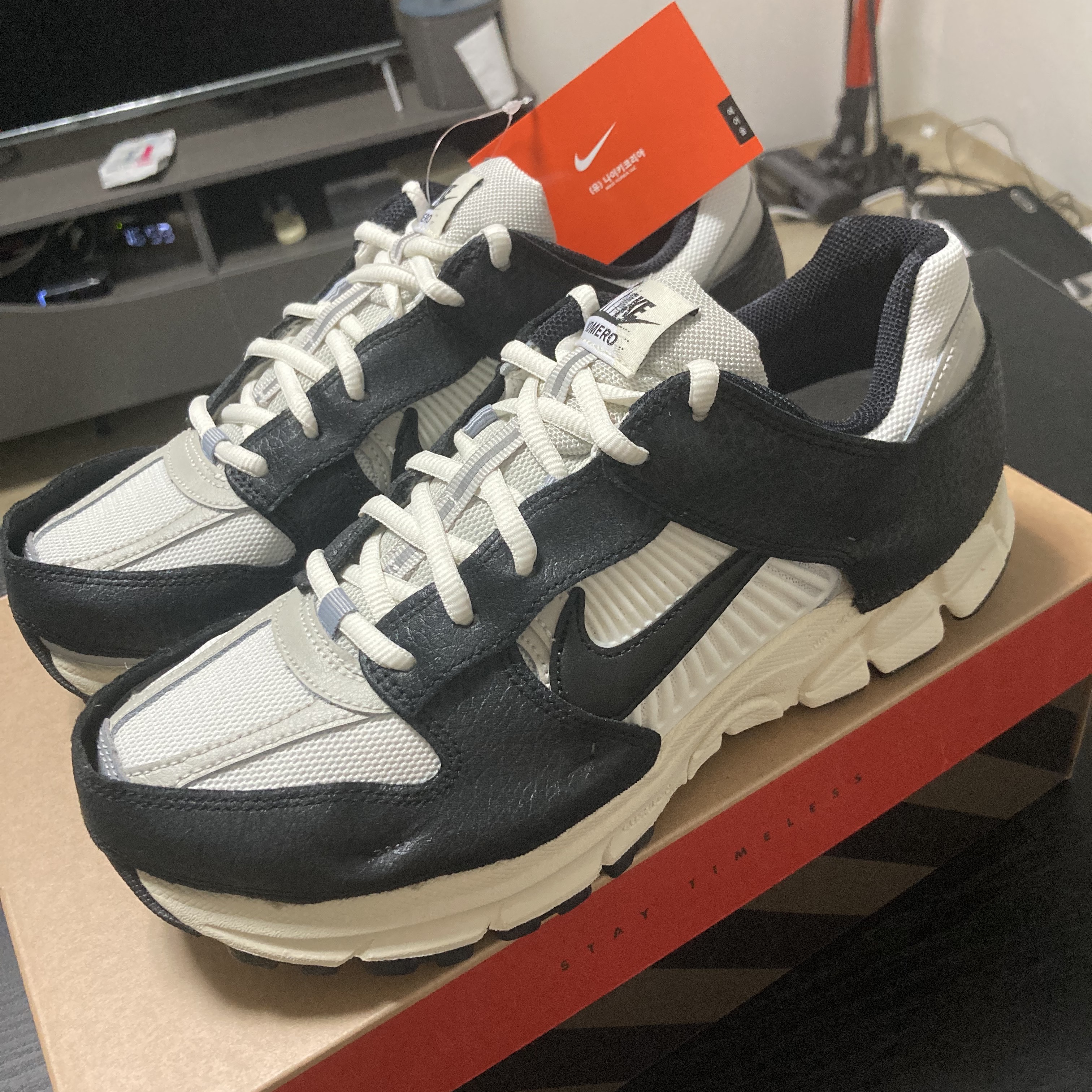 (W) Nike Zoom Vomero 5 Wolf Grey and Black 착용 스타일 - 1