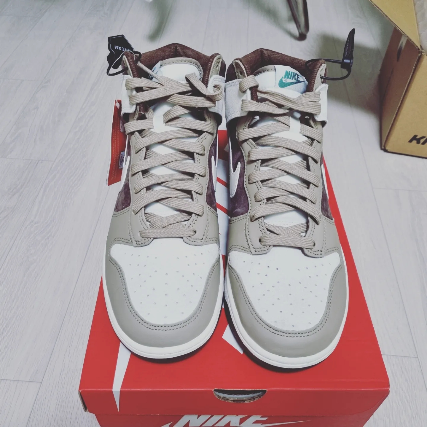 Nike Dunk High Retro PRM Light Chocolate 착용 스타일 - 3