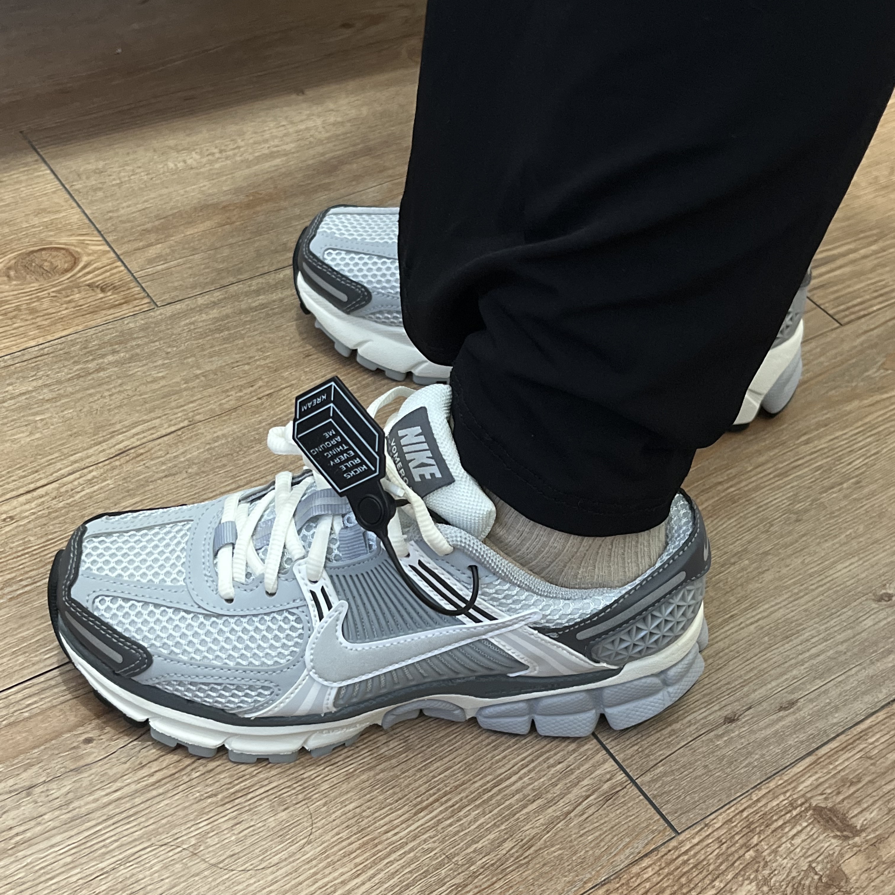 (W) Nike Zoom Vomero 5 Pure Platinum Metallic Silver 착용 스타일