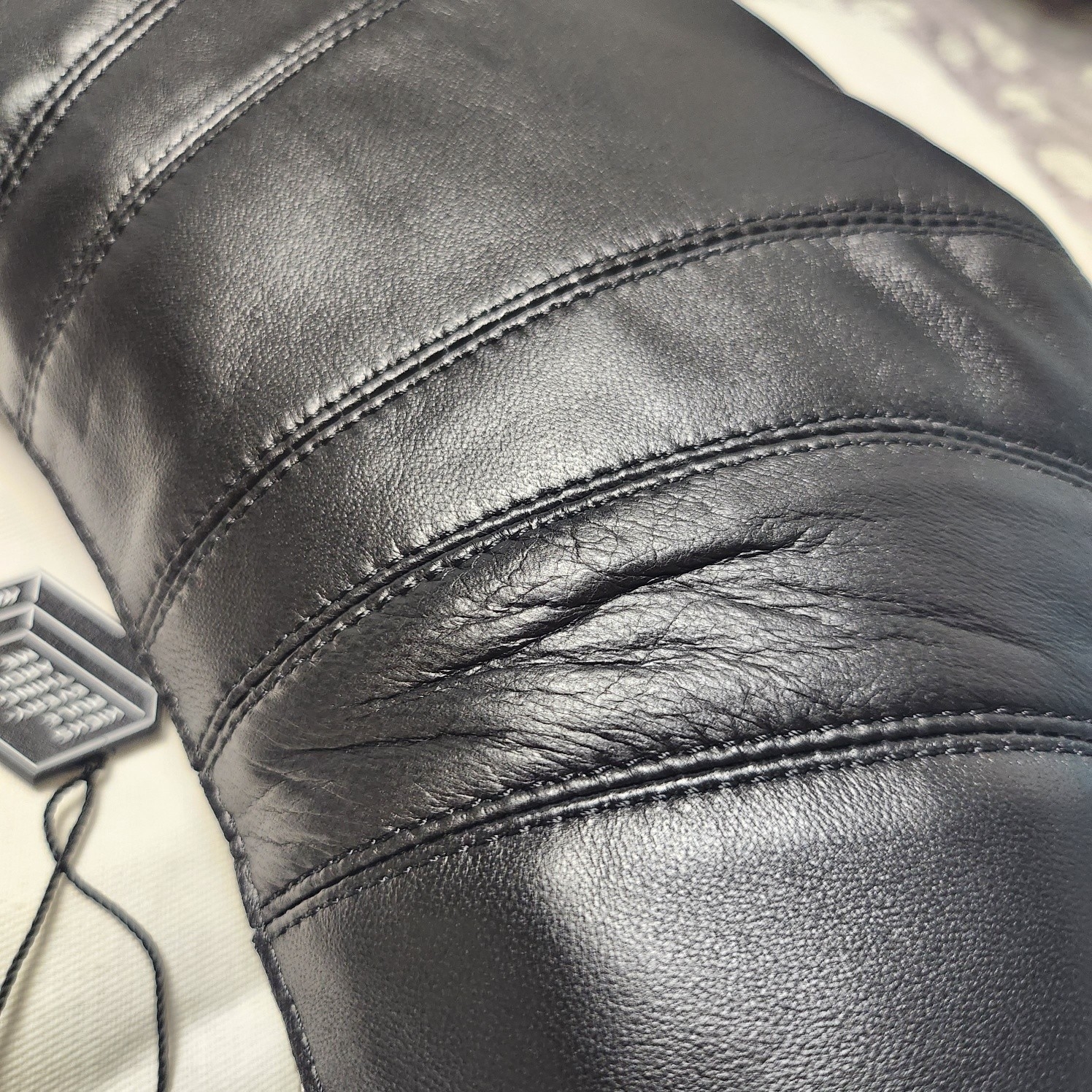 Lemaire Small Croissant Bag Soft Nappa Leather Black 착용 스타일 - 2