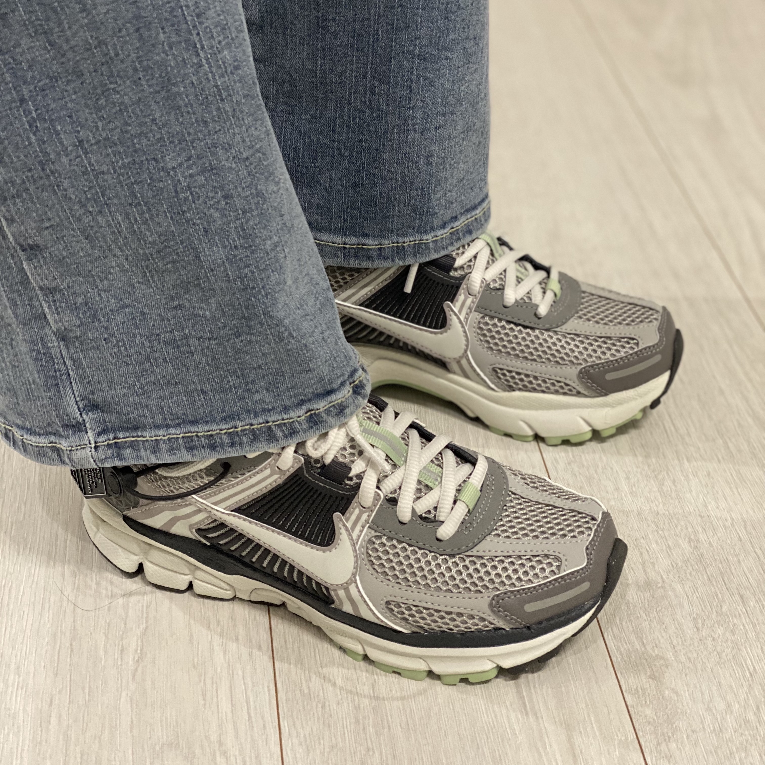 (W) Nike Zoom Vomero 5 Cobblestone and Flat Pewter 착용 스타일