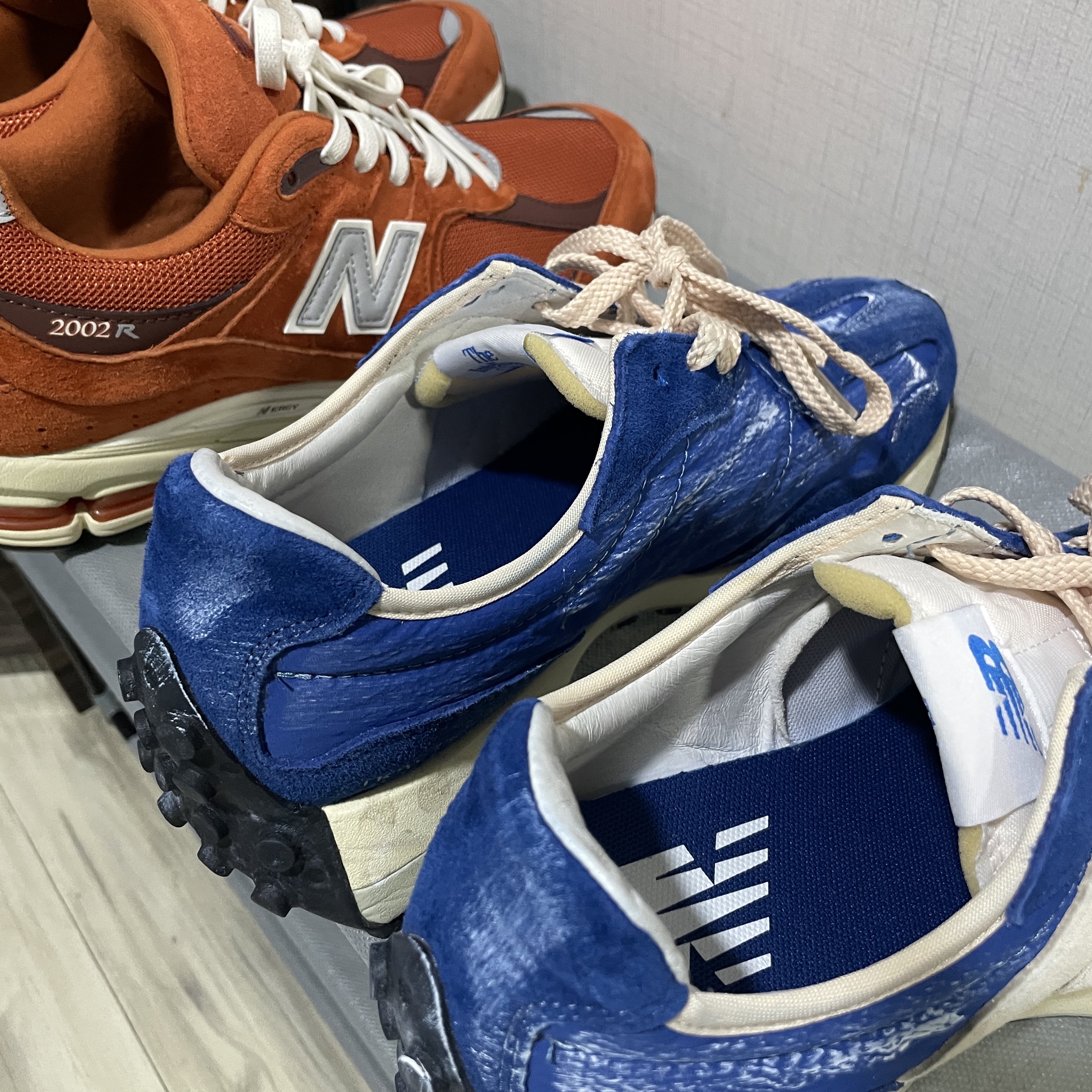 New Balance 2002R Rust Oxide, New Balance 327 Vintage Luxe Blue 착용 스타일 - 3