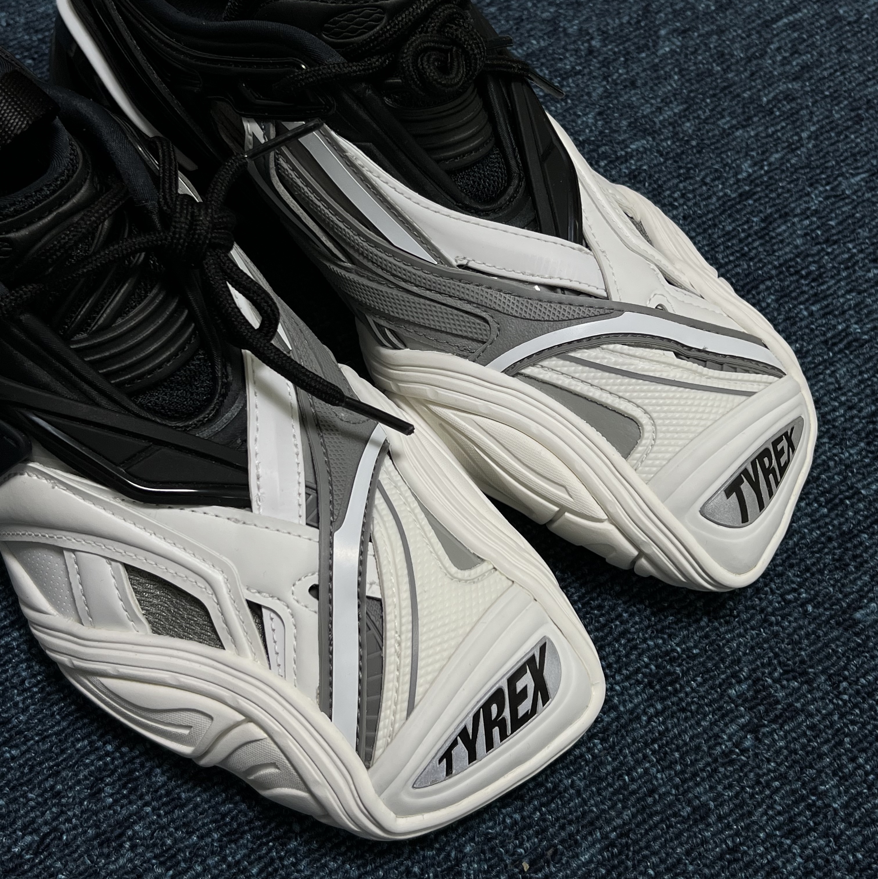 (W) Balenciaga Tyrex Sneakers Black White 착용 스타일 - 5