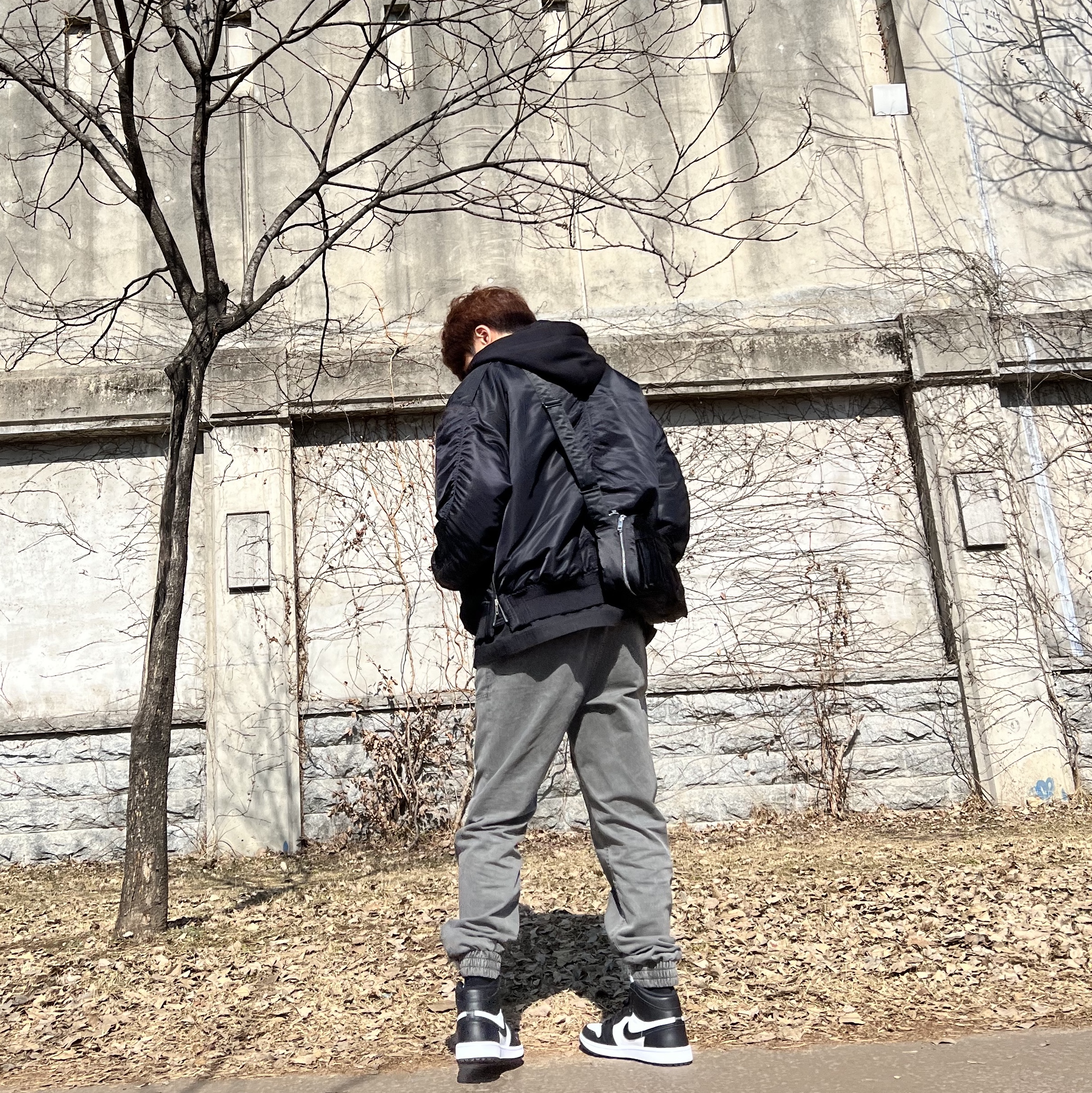 Jordan 1 High Golf White Black, Porter Tanker Shoulder Bag S Black 착용 스타일 - 2