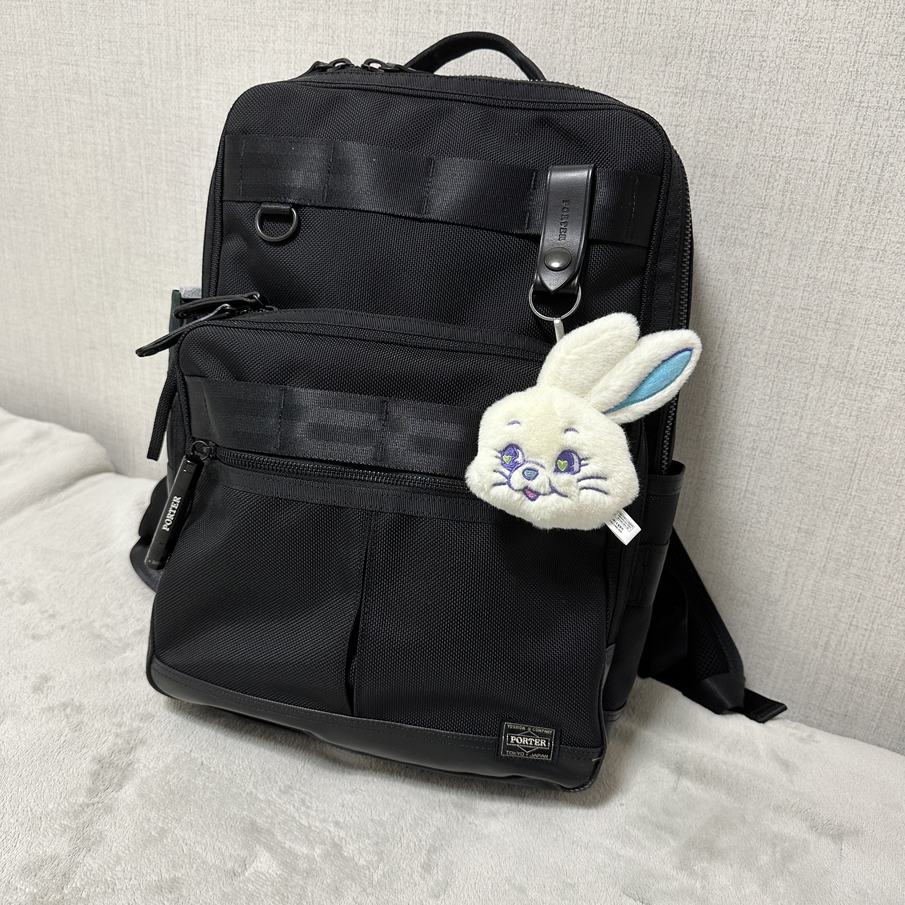 NewJeans Tokki Merchandise Fluffy Keyring White 착용 스타일