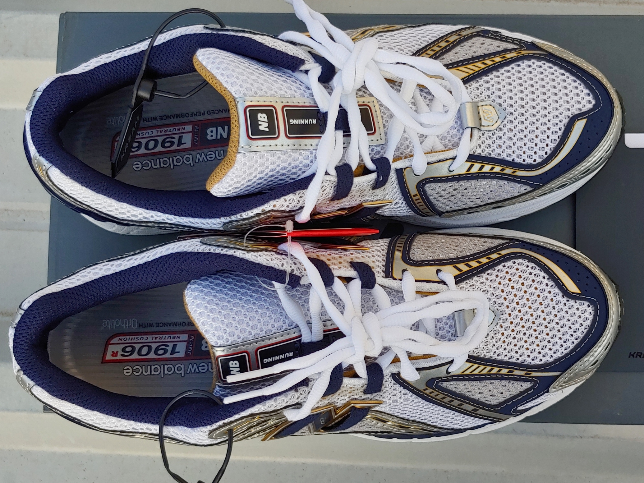 New Balance 1906R White Navy Gold 착용 스타일 - 1