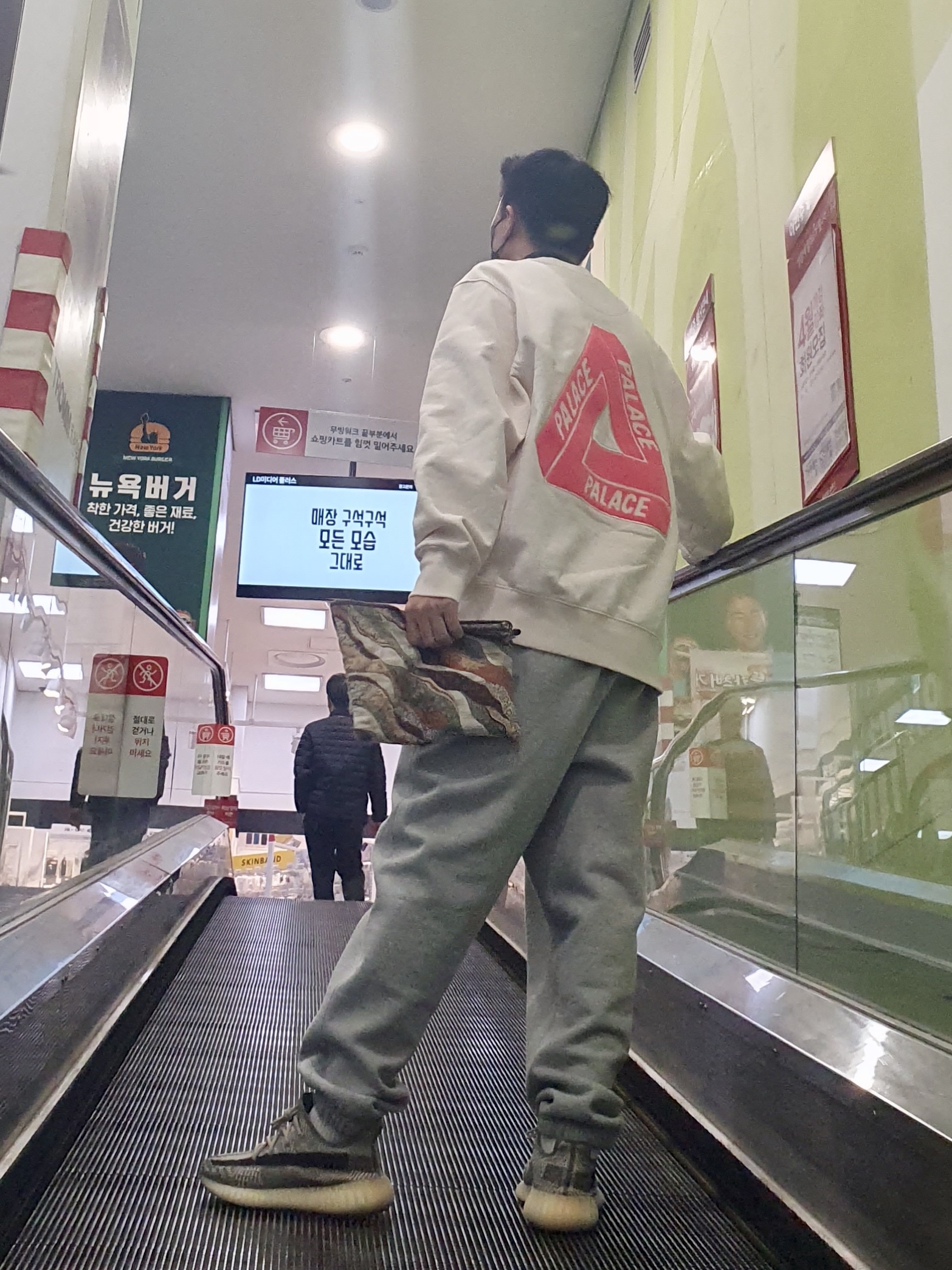Palace Fleece Tri-Ferg Crew Soft White - 23SS, Nike NRG Solo Swoosh Fleece Pants Dark Grey Heather - Asia 착용 스타일