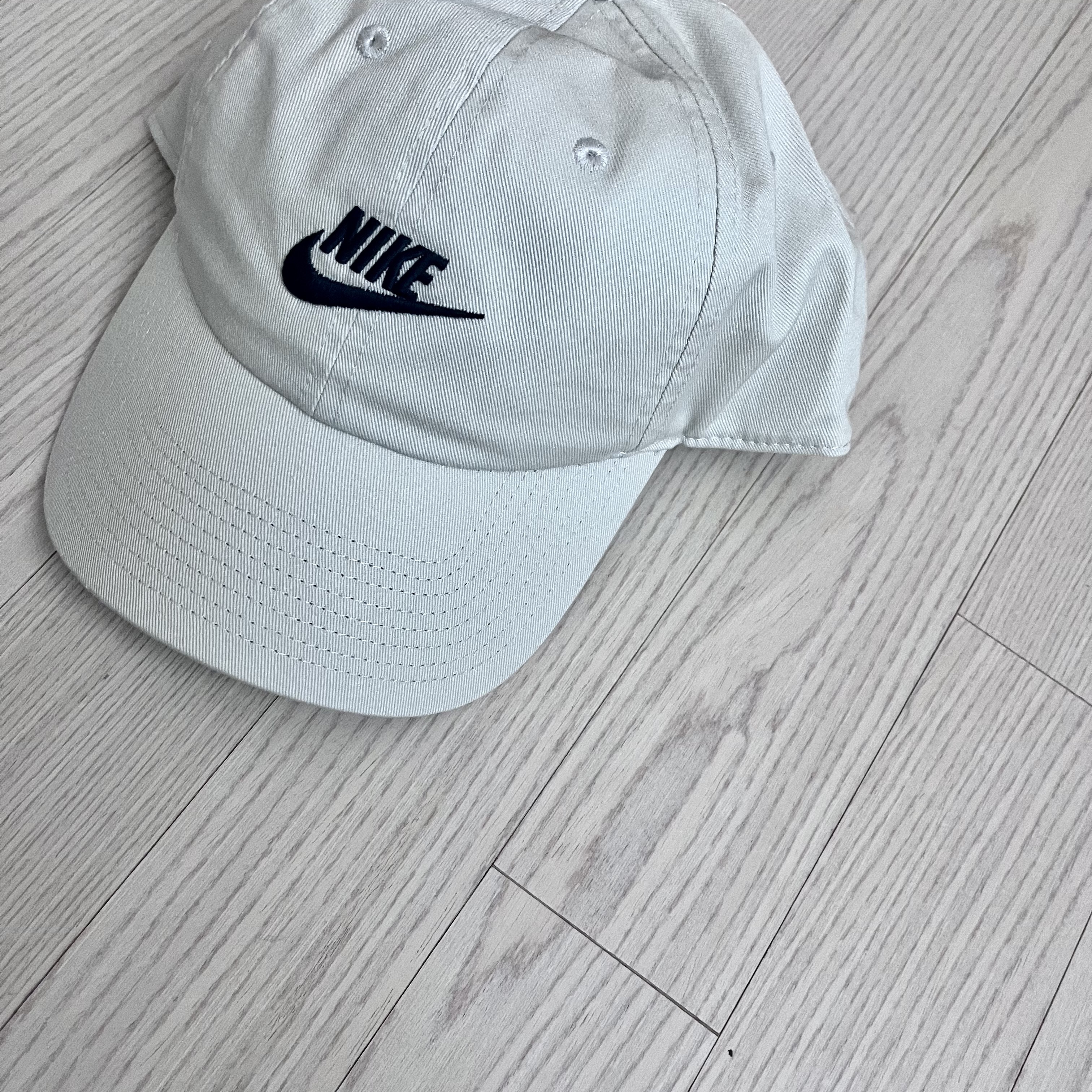 Nike Heritage 86 Futura Washed Cap Light Bone 착용 스타일
