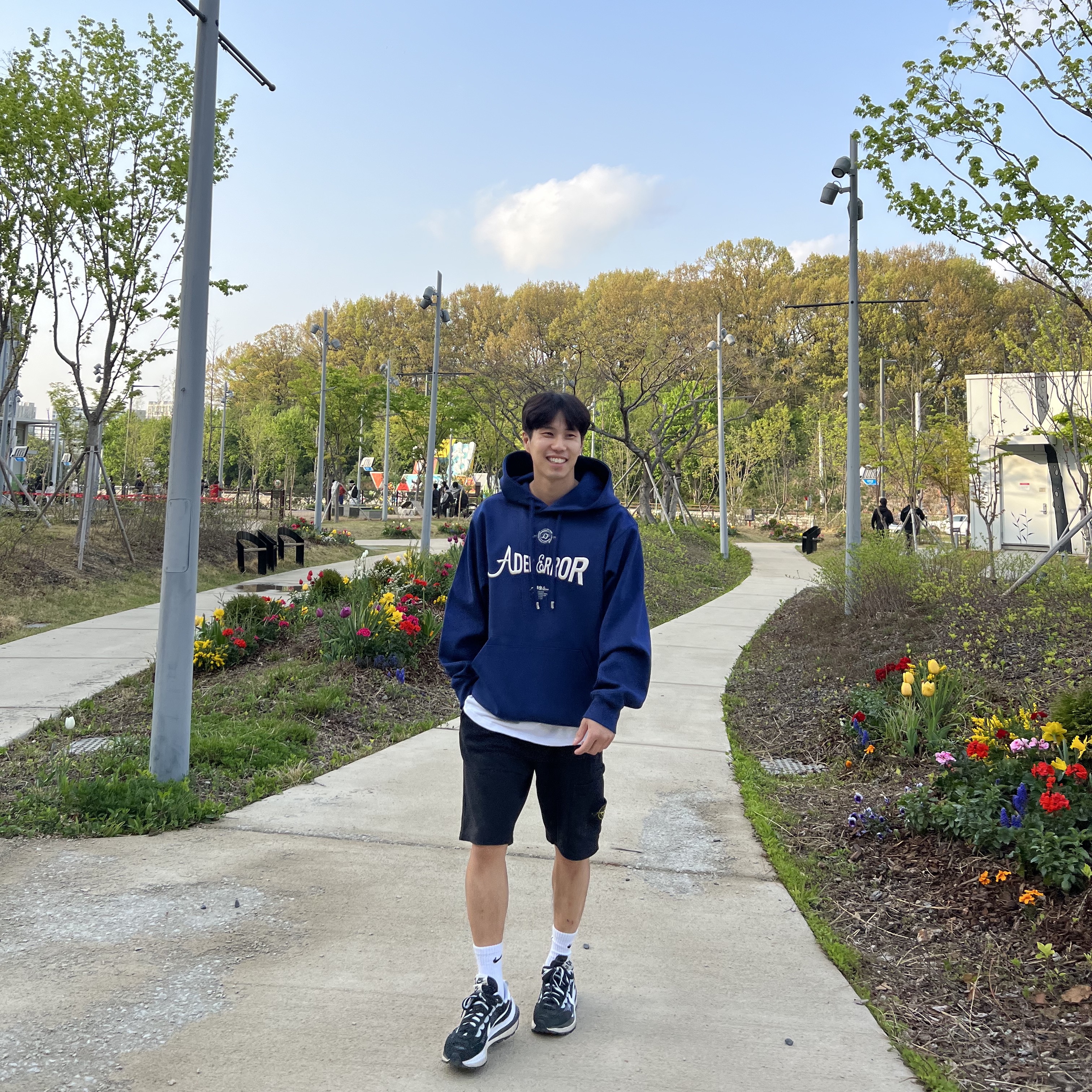 Nike x Sacai VaporWaffle Black White, Ader Error Verif Logo Hoodie Navy 착용 스타일 - 2