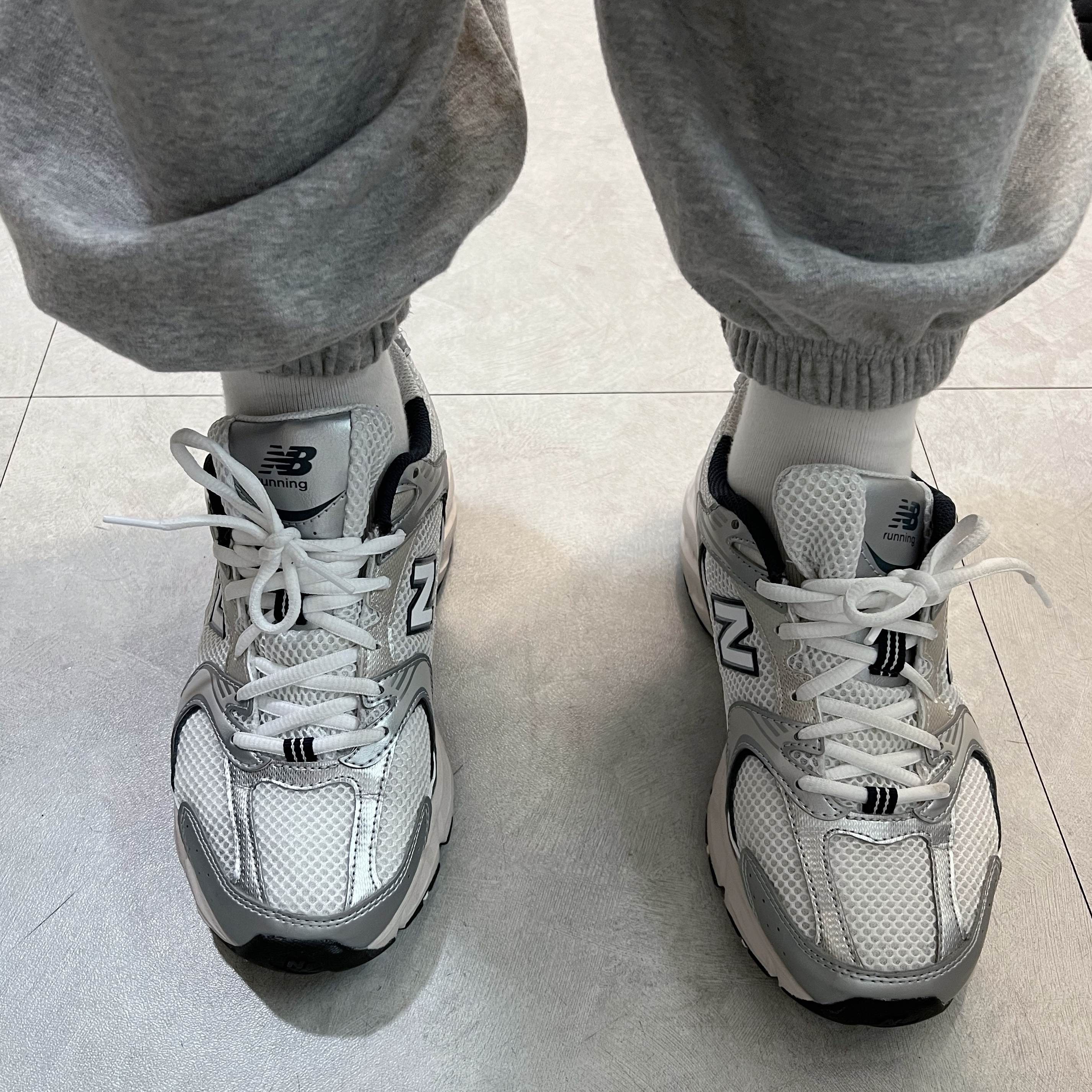 New Balance 530 Steel Grey 착용 스타일 - 1