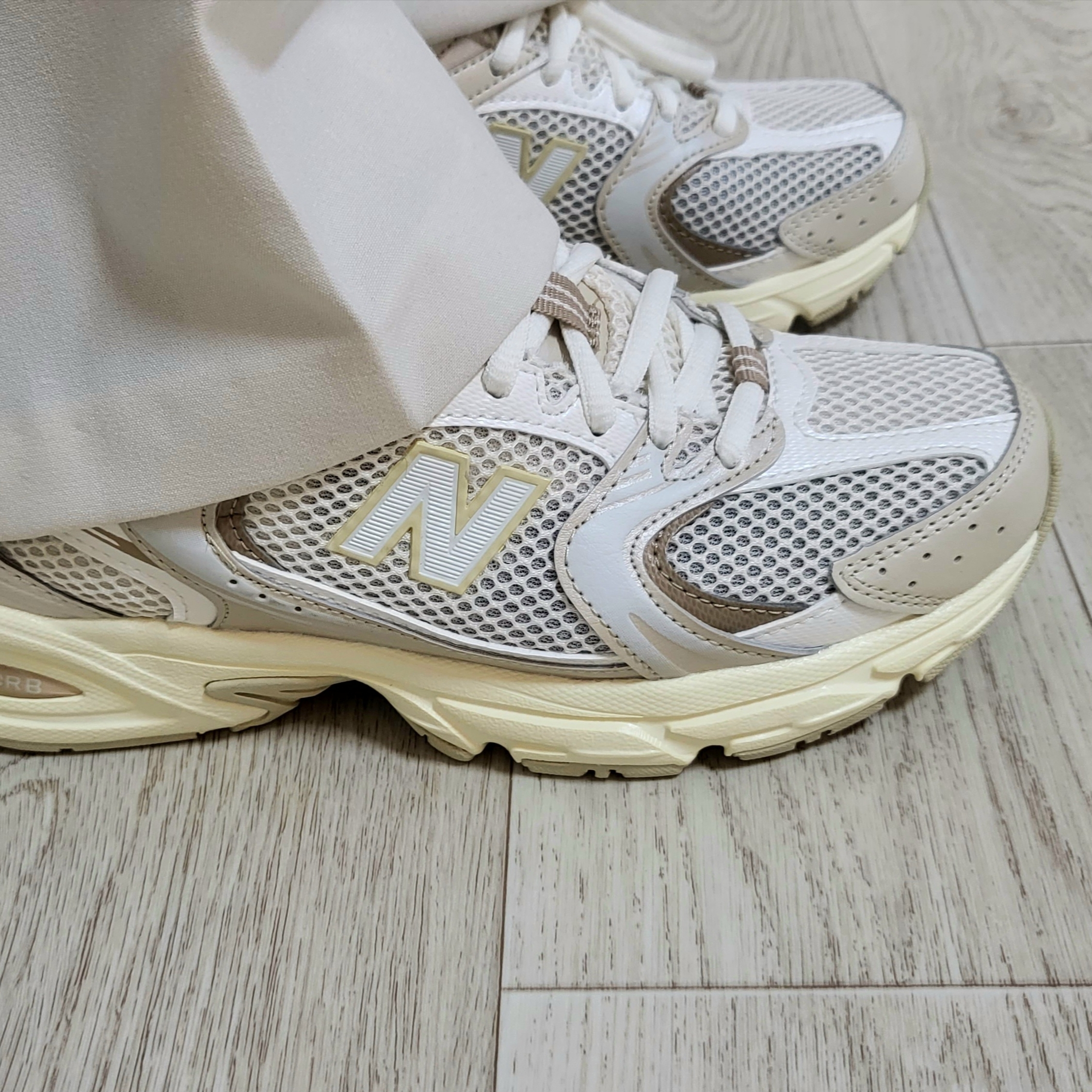 New Balance 530 Beige Angora 착용 스타일