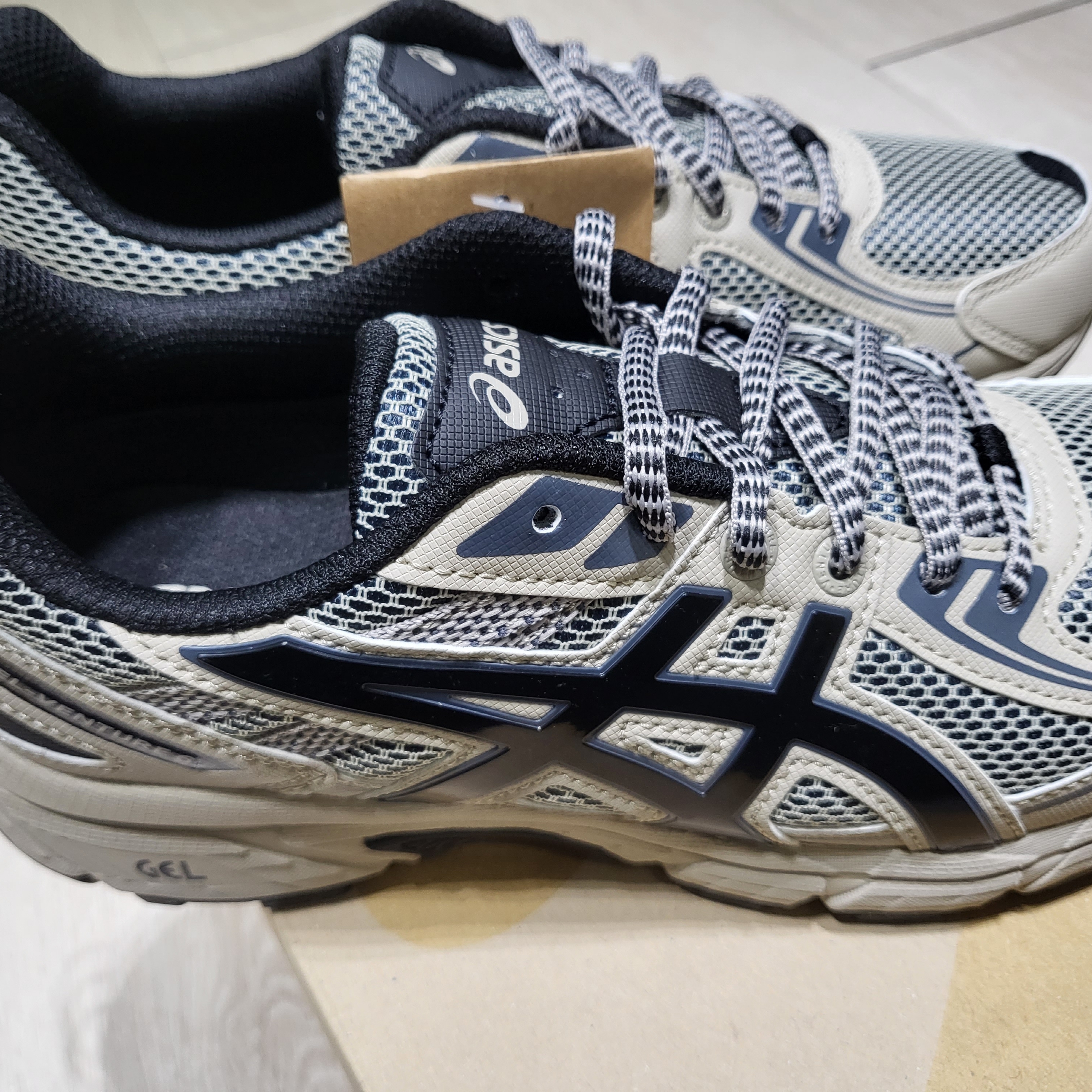 Asics Gel-Venture 6 Feather Grey Black 착용 스타일 - 2