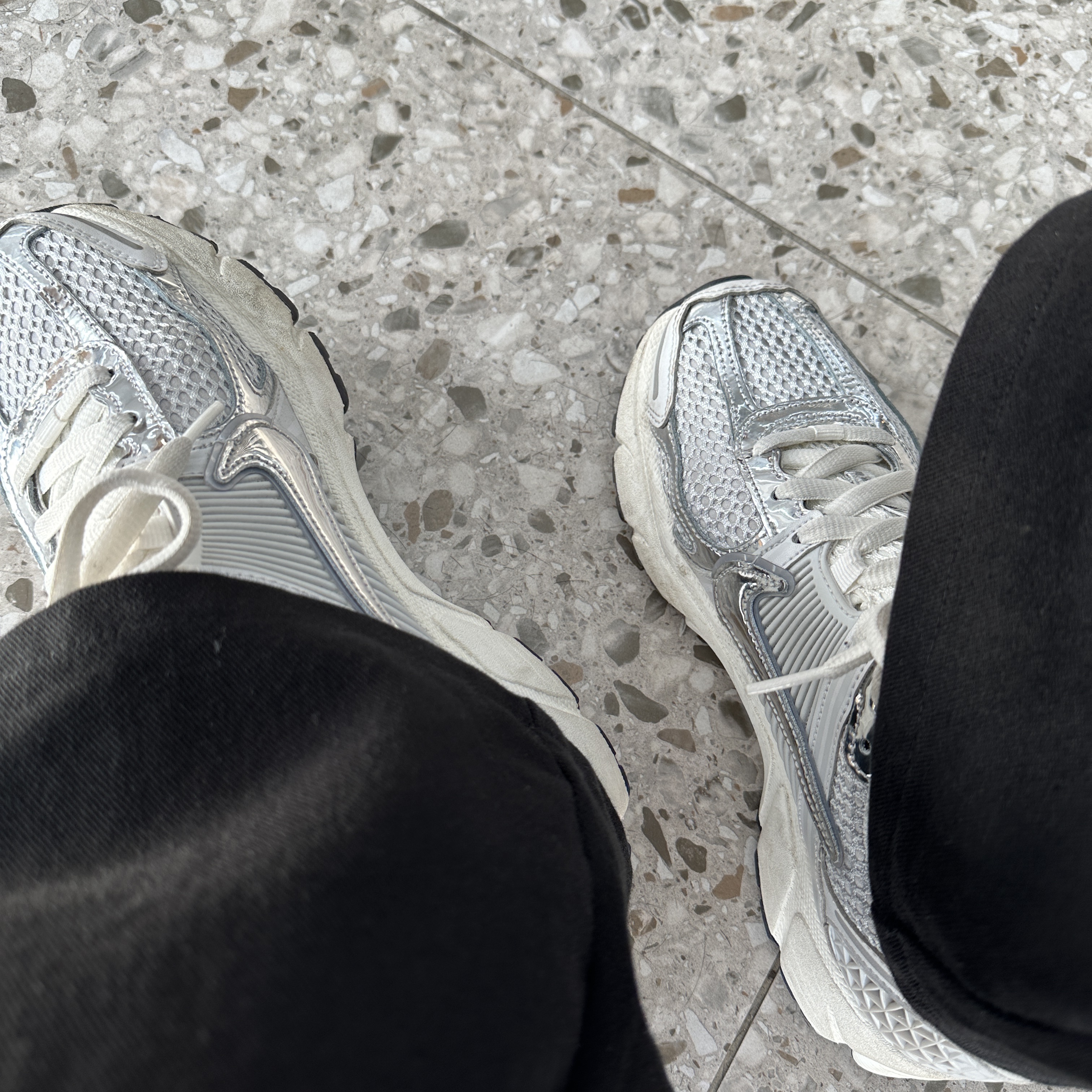 (W) Nike Zoom Vomero 5 Photon Dust and Metallic Silver 착용 스타일