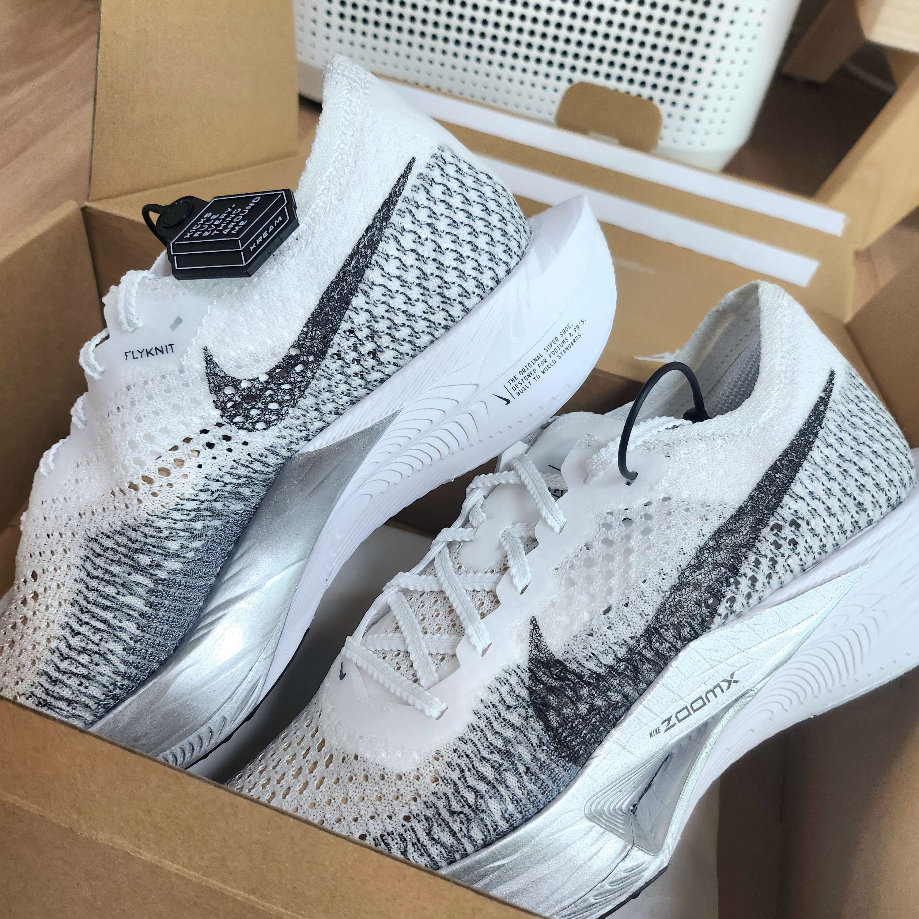 (W) Nike ZoomX Vaporfly Next% 3 White Particle Grey 착용 스타일