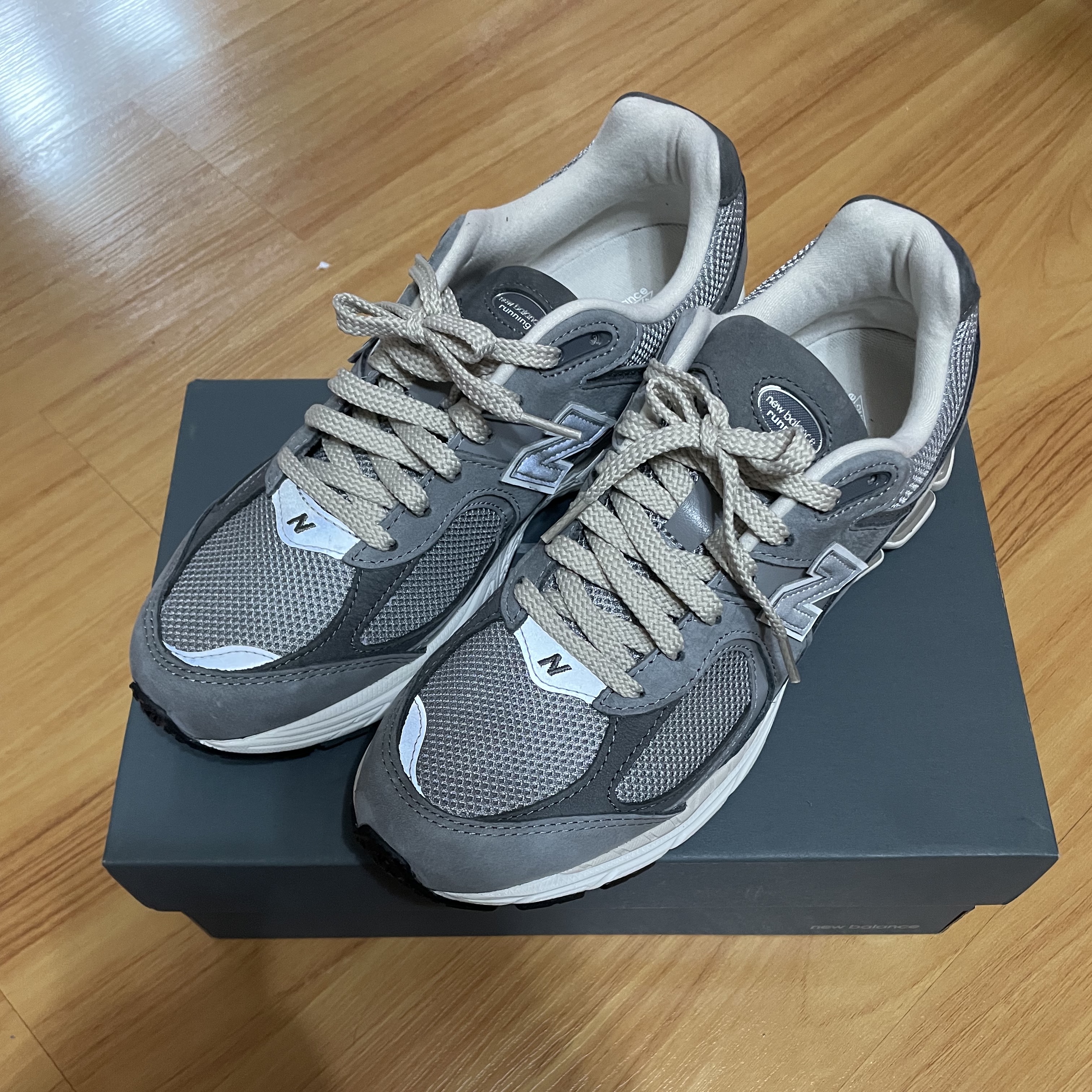 New Balance 2002R Premium Vintage Grey 착용 스타일