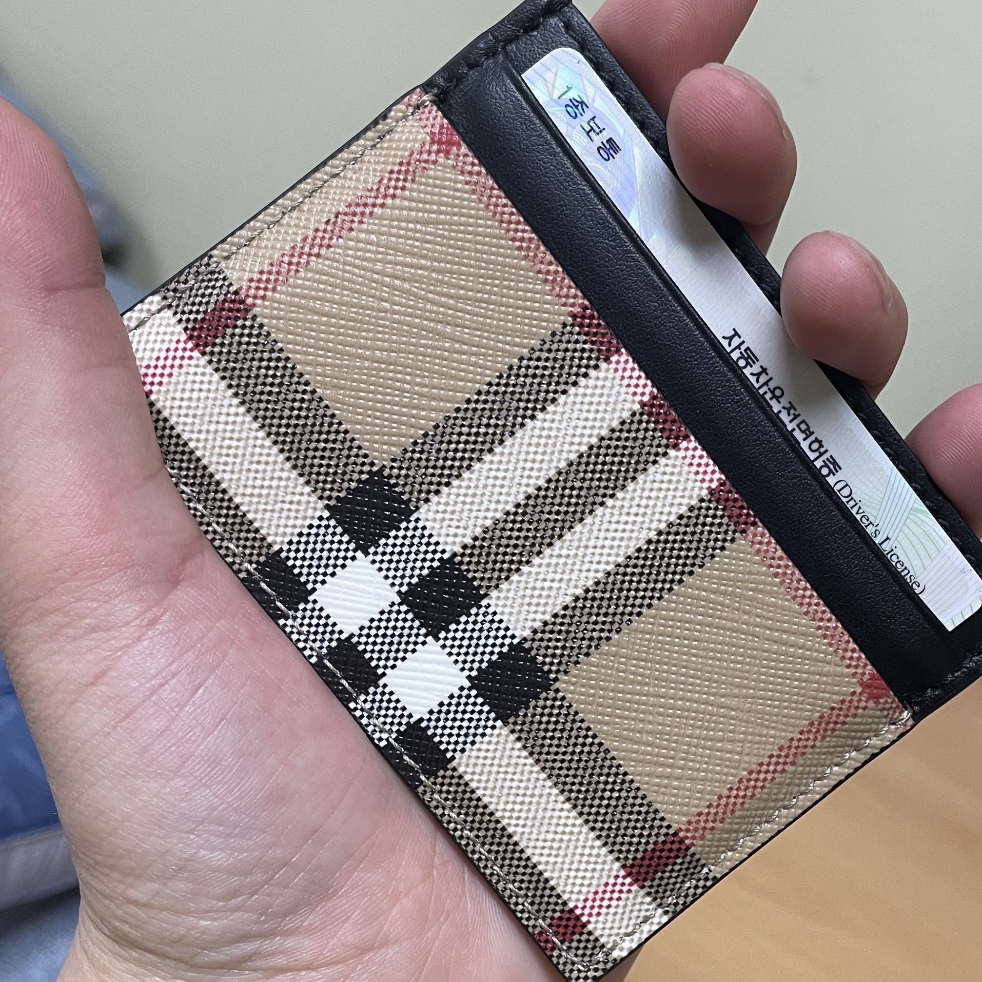 Burberry Vintage Check Leather Card Case Archive Beige Black 착용 스타일