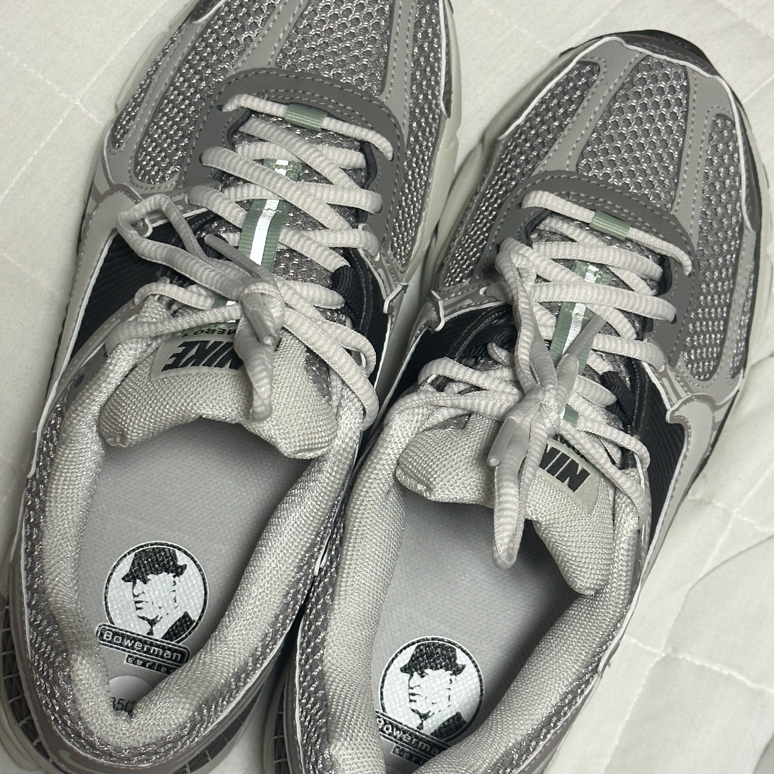 (W) Nike Zoom Vomero 5 Cobblestone and Flat Pewter 착용 스타일 - 4