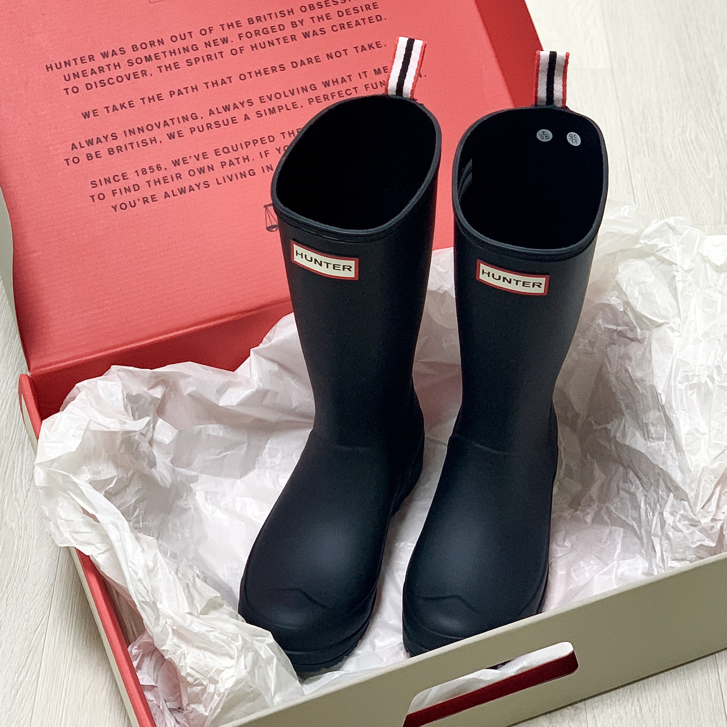(W) Hunter Play Tall Wellington Rain Boots Black 착용 스타일