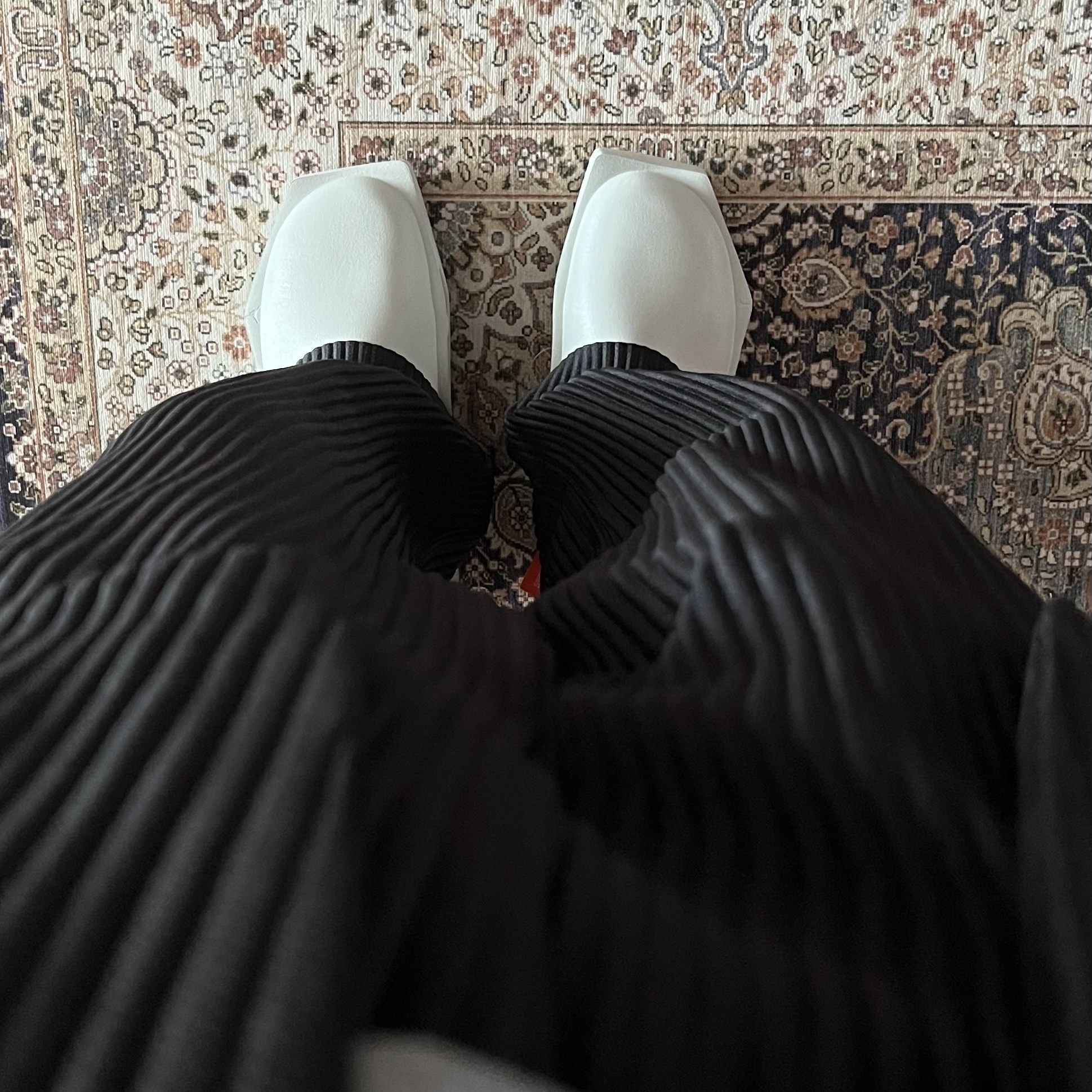 (W) Jordan Hex Mule SP Light Silver, Homme Plisse Issey Miyake Straight Basics Pants Black 착용 스타일