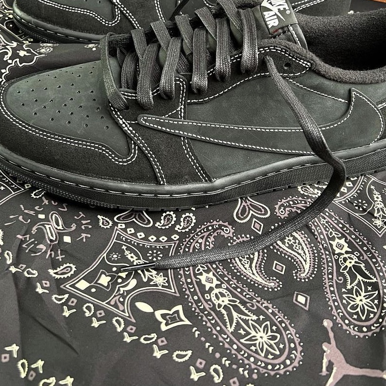 Jordan 1 x Travis Scott Retro Low OG SP Black Phantom 착용 스타일