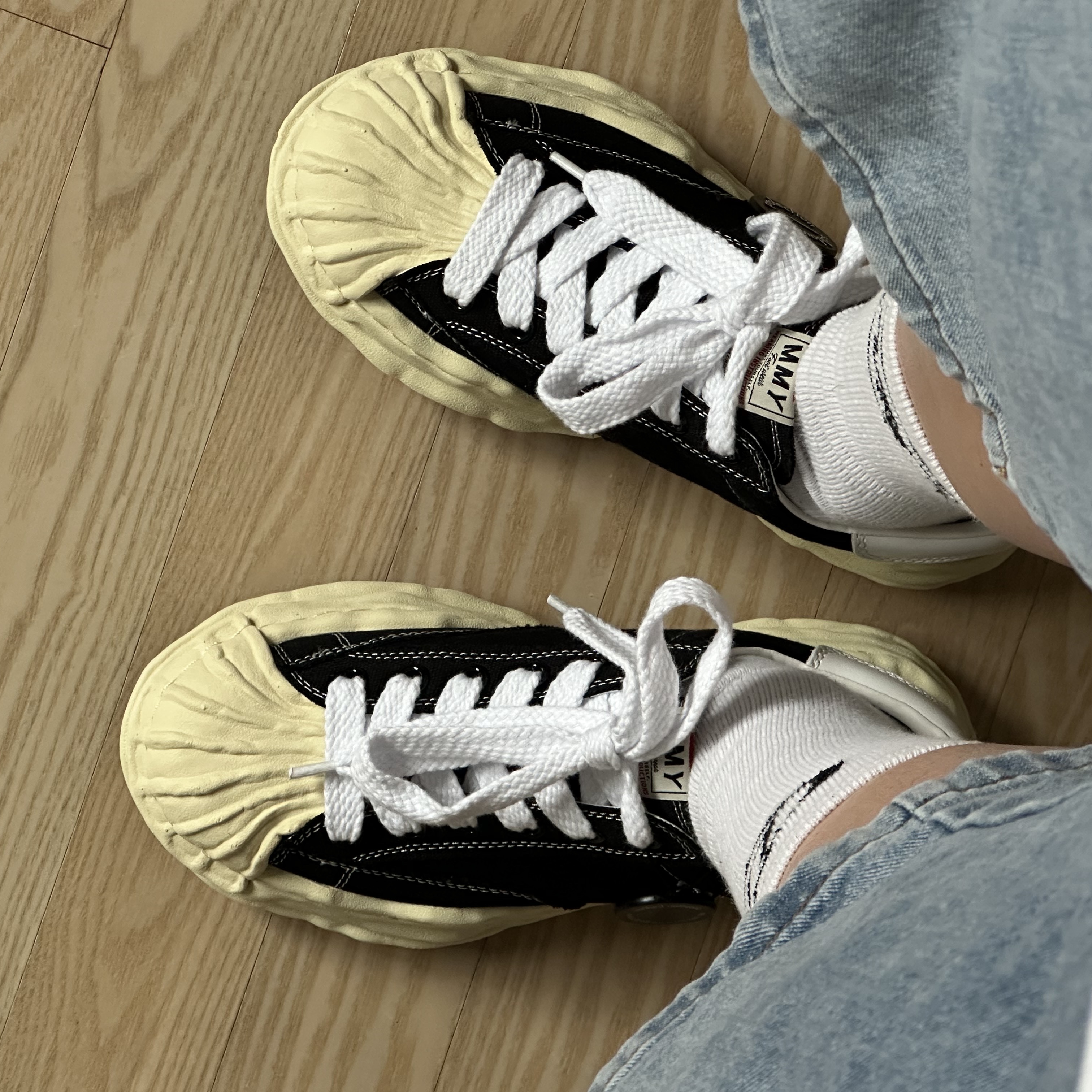 Maison Mihara Yasuhiro Blakey VL OG Sole Canvas Low-top Sneakers Black, Maison Mihara Yasuhiro Blakey OG Sole Canvas Low-top Sneakers Black White 착용 스타일 - 1