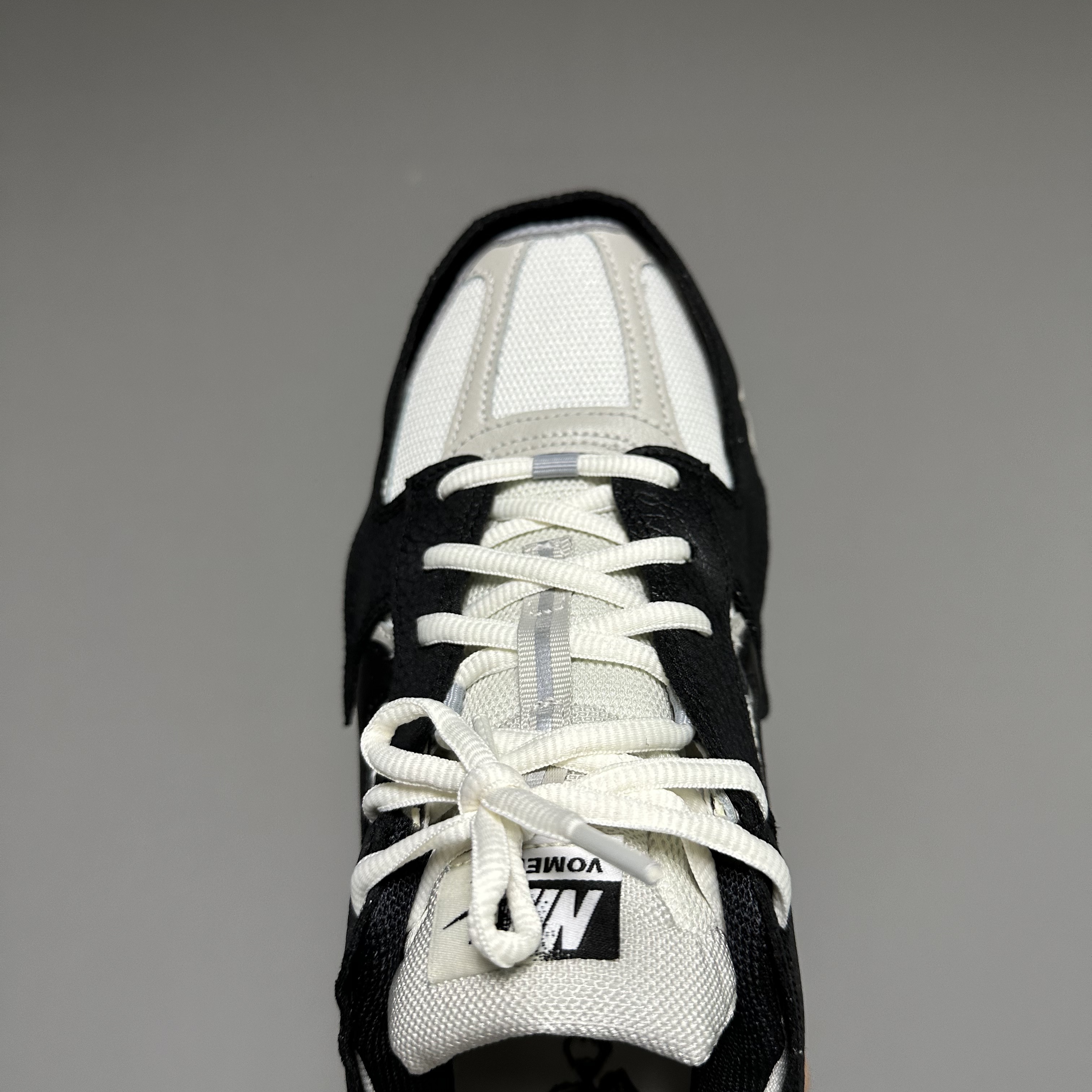 (W) Nike Zoom Vomero 5 Wolf Grey and Black 착용 스타일 - 3