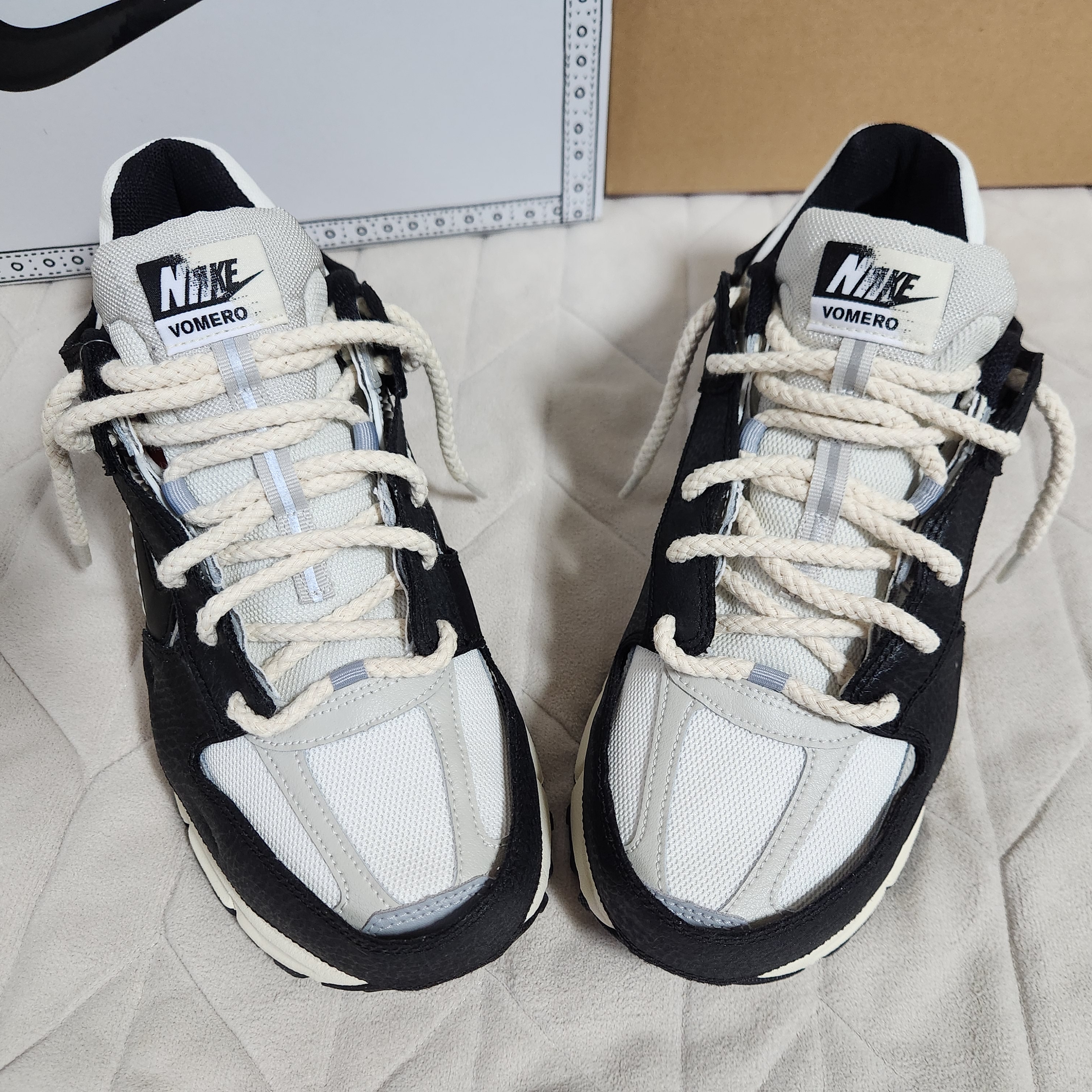 (W) Nike Zoom Vomero 5 Wolf Grey and Black 착용 스타일 - 2