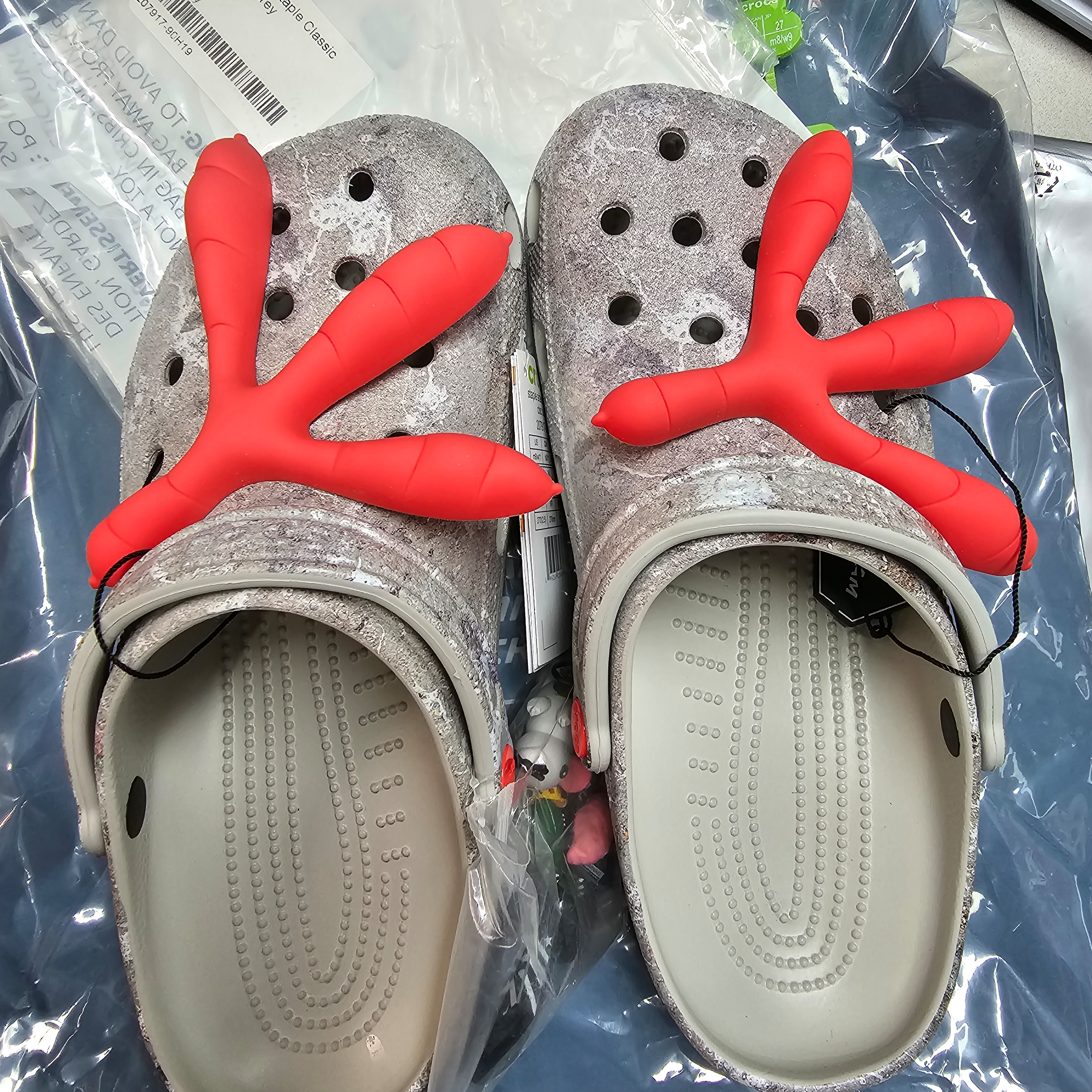 Crocs x Staple Classic Clog Grey Red 착용 스타일