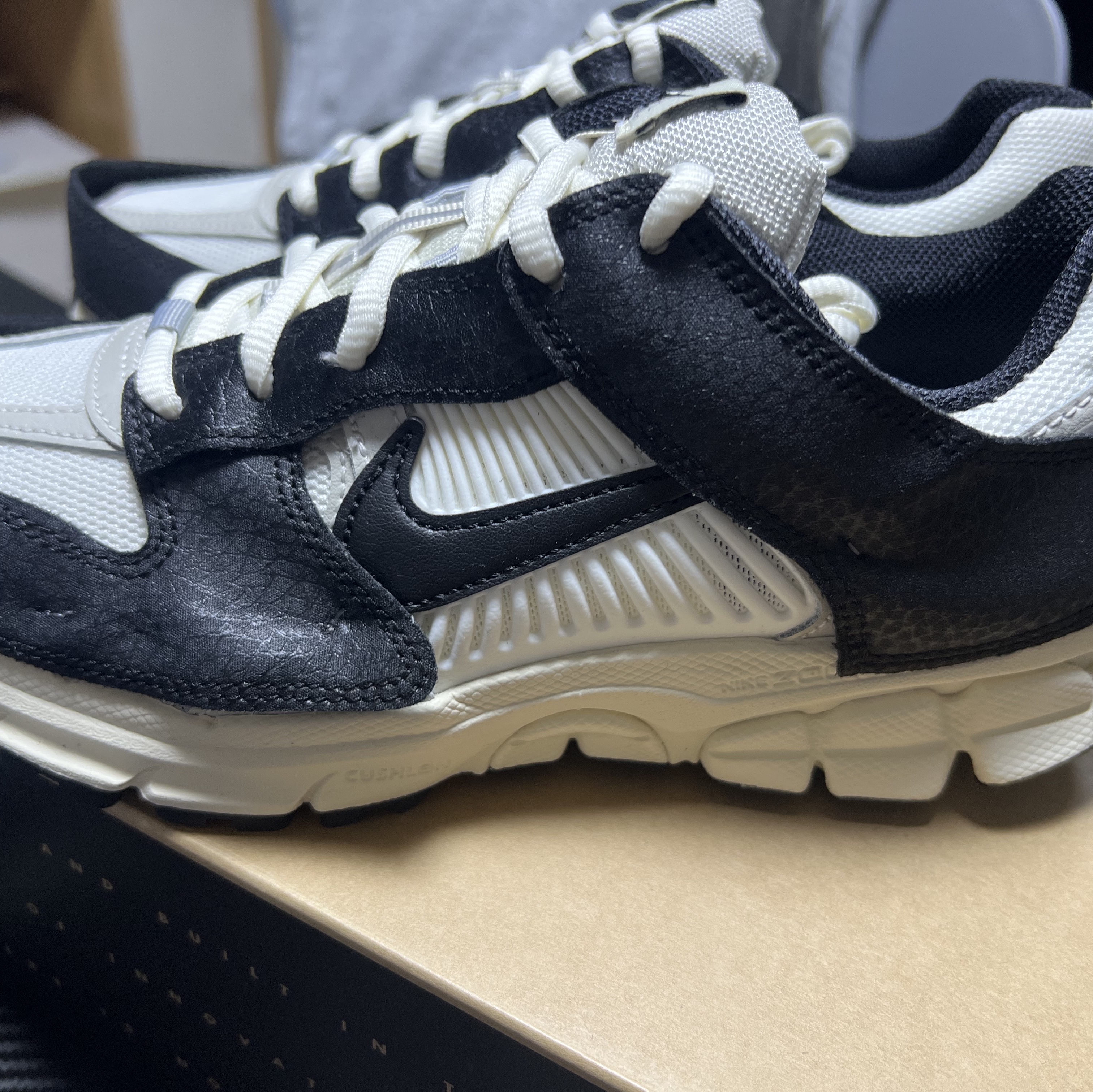 (W) Nike Zoom Vomero 5 Wolf Grey and Black 착용 스타일 - 2