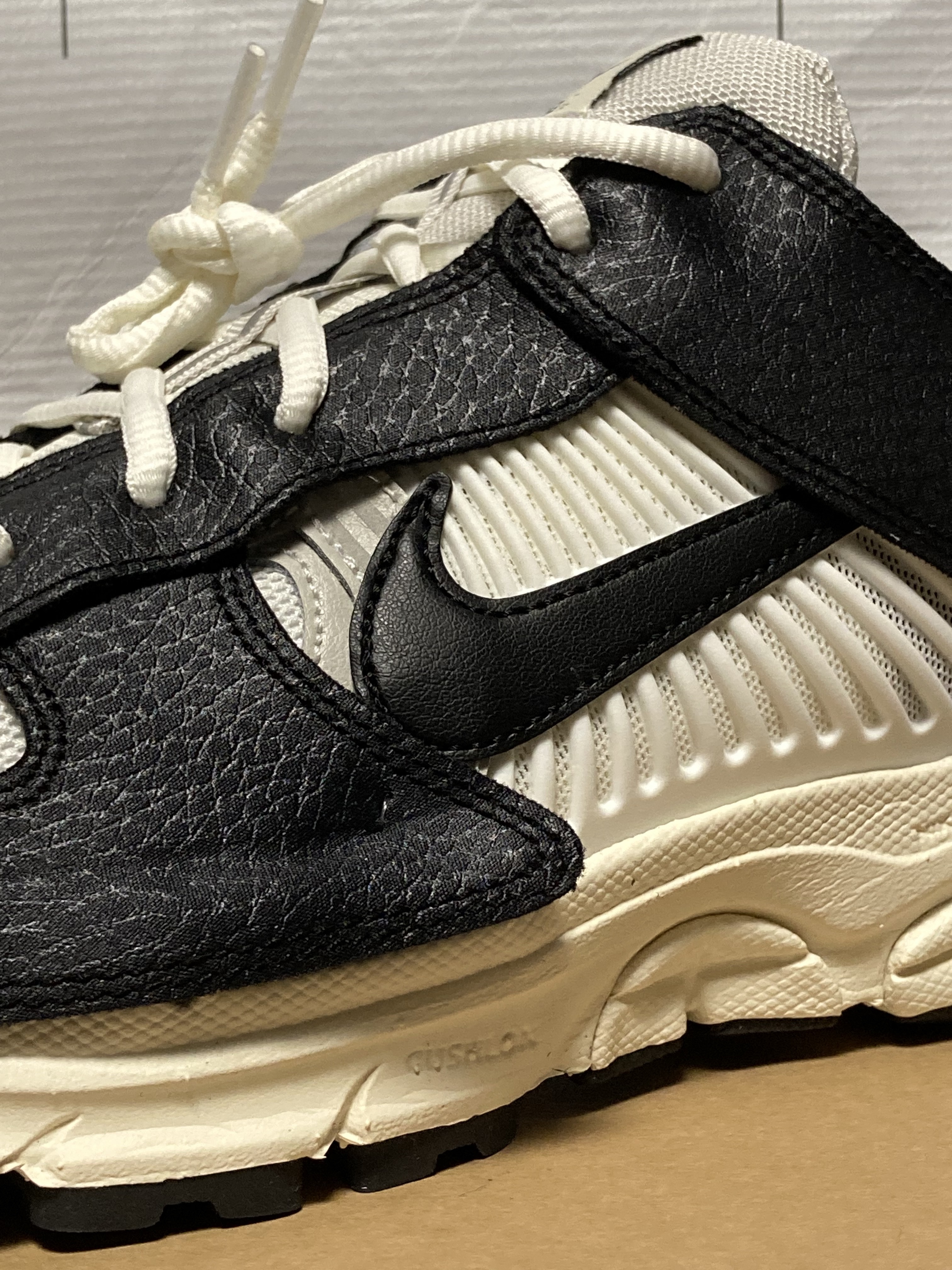 (W) Nike Zoom Vomero 5 Wolf Grey and Black 착용 스타일 - 4